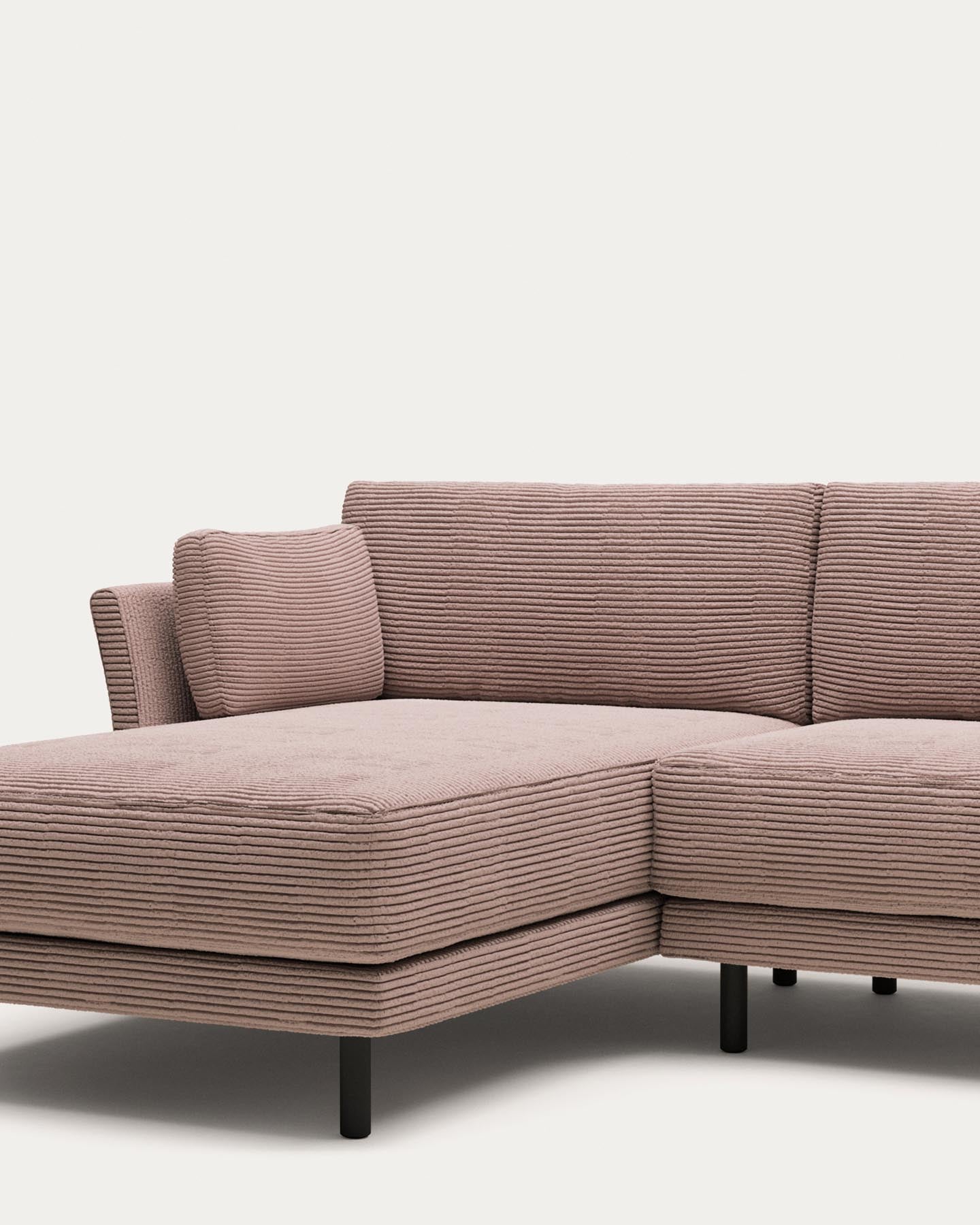 3-Sitzer-Sofa Gilma mit Chaiselongue rechts/links, schwer entflammbar mit dickem, rosafarbenem Cord und Beinen mit schwarzem Finish, 260 cm in Rosa präsentiert im Onlineshop von KAQTU Design AG. 3er Sofa ist von Kave Home