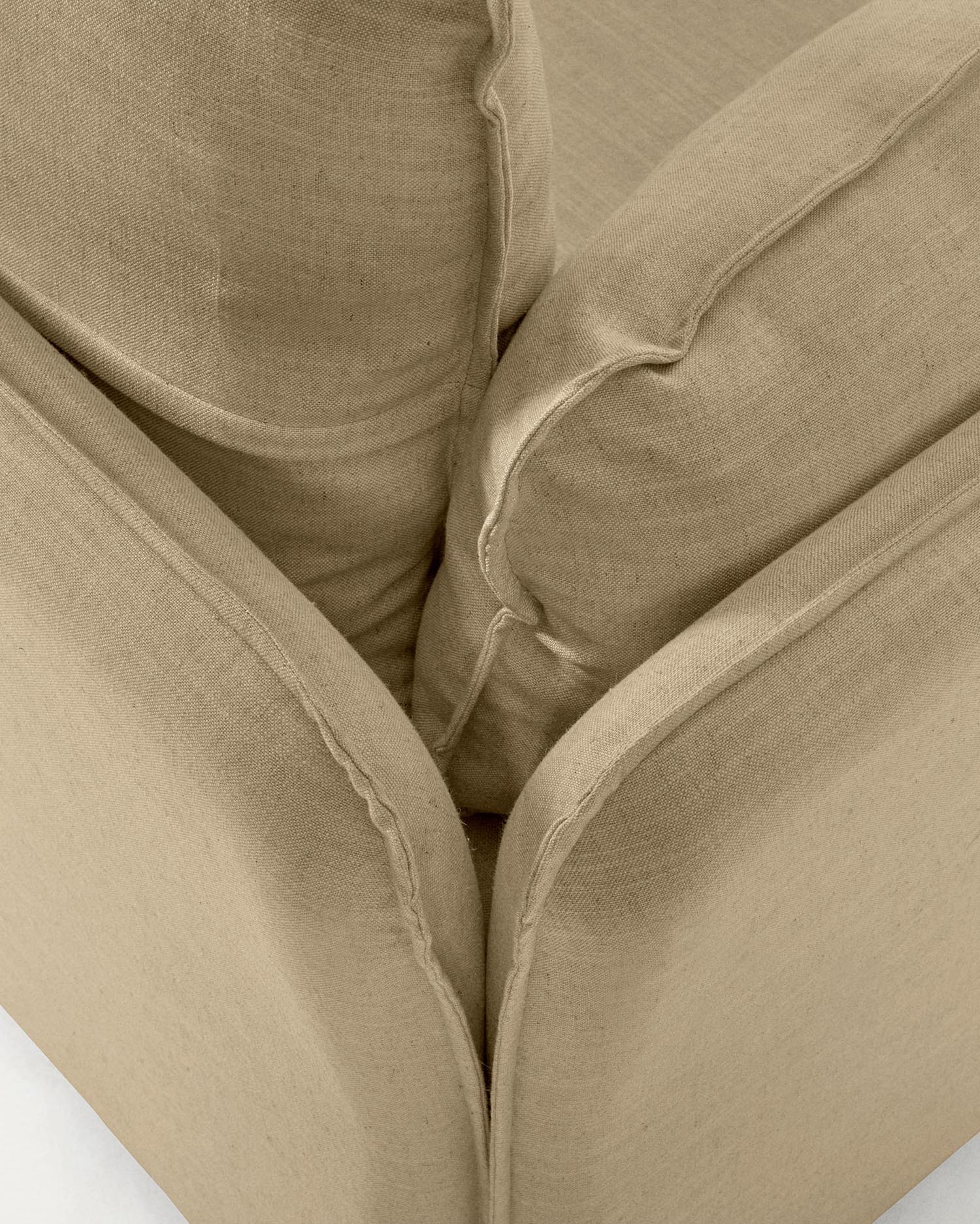 Elegantes Tanit Schlafsofa in Beige, 210 cm, mit FSC-zertifizierten Buchenholzbeinen, bietet Komfort und nachhaltiges Design.