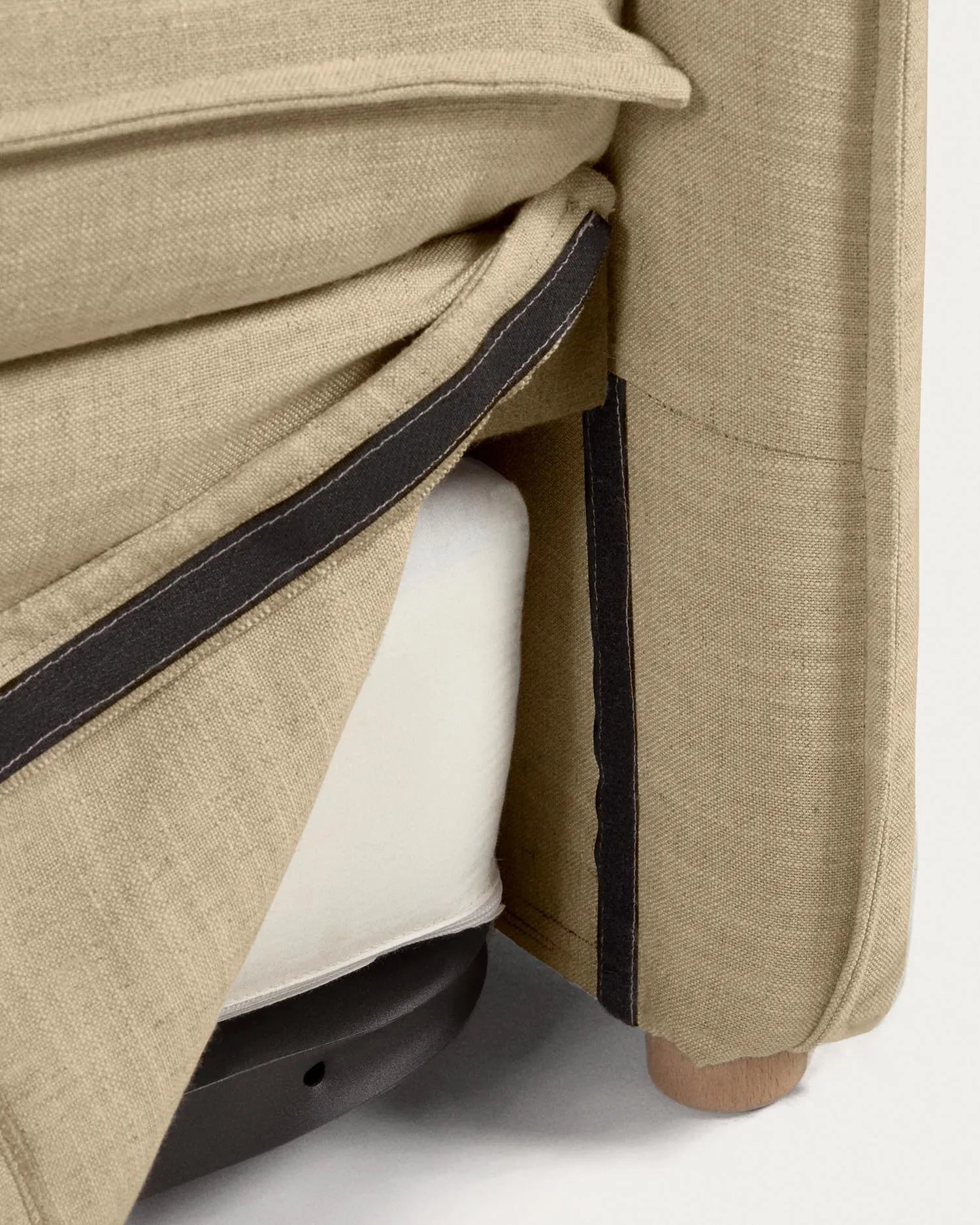 Elegantes Tanit Schlafsofa in Beige, 210 cm, mit FSC-zertifizierten Buchenholzbeinen, bietet Komfort und nachhaltiges Design.