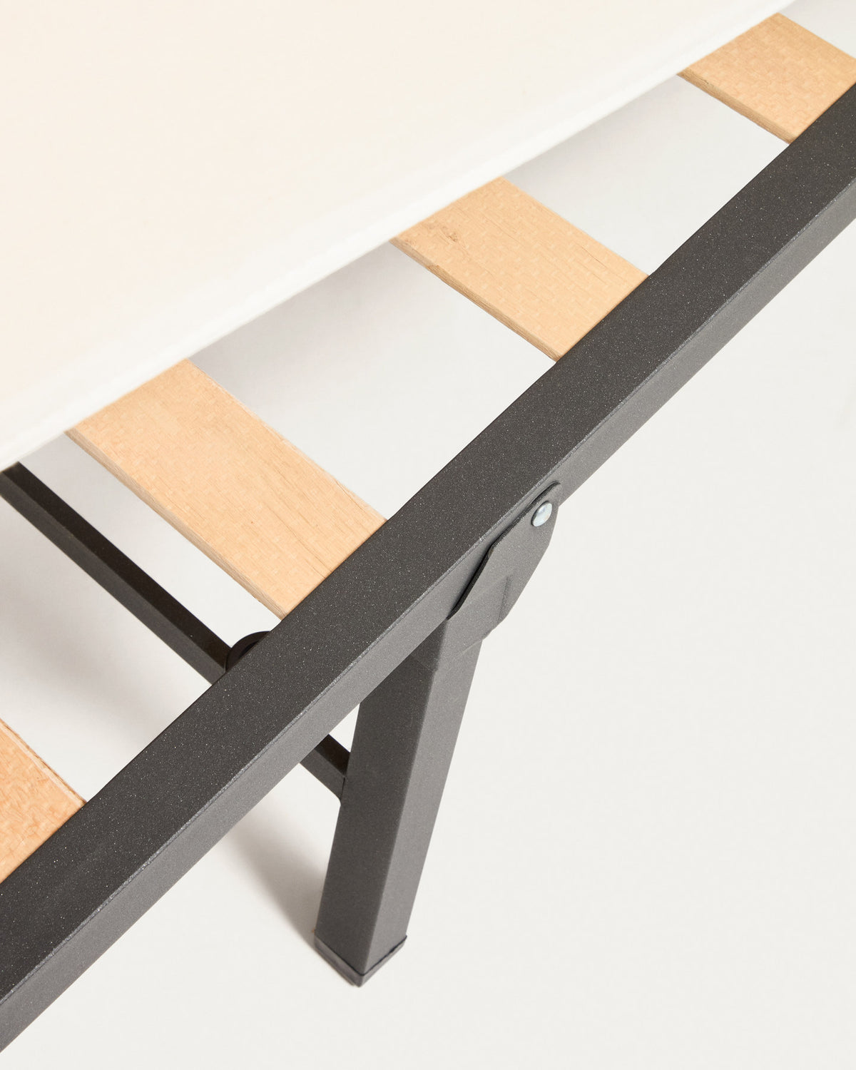 Tanit Schlafsofa weiss und Beine aus massivem Buchenholz mit natürlichem Finish 210 cm FSC Mix Credit in Weiss präsentiert im Onlineshop von KAQTU Design AG. Bettsofa ist von Kave Home