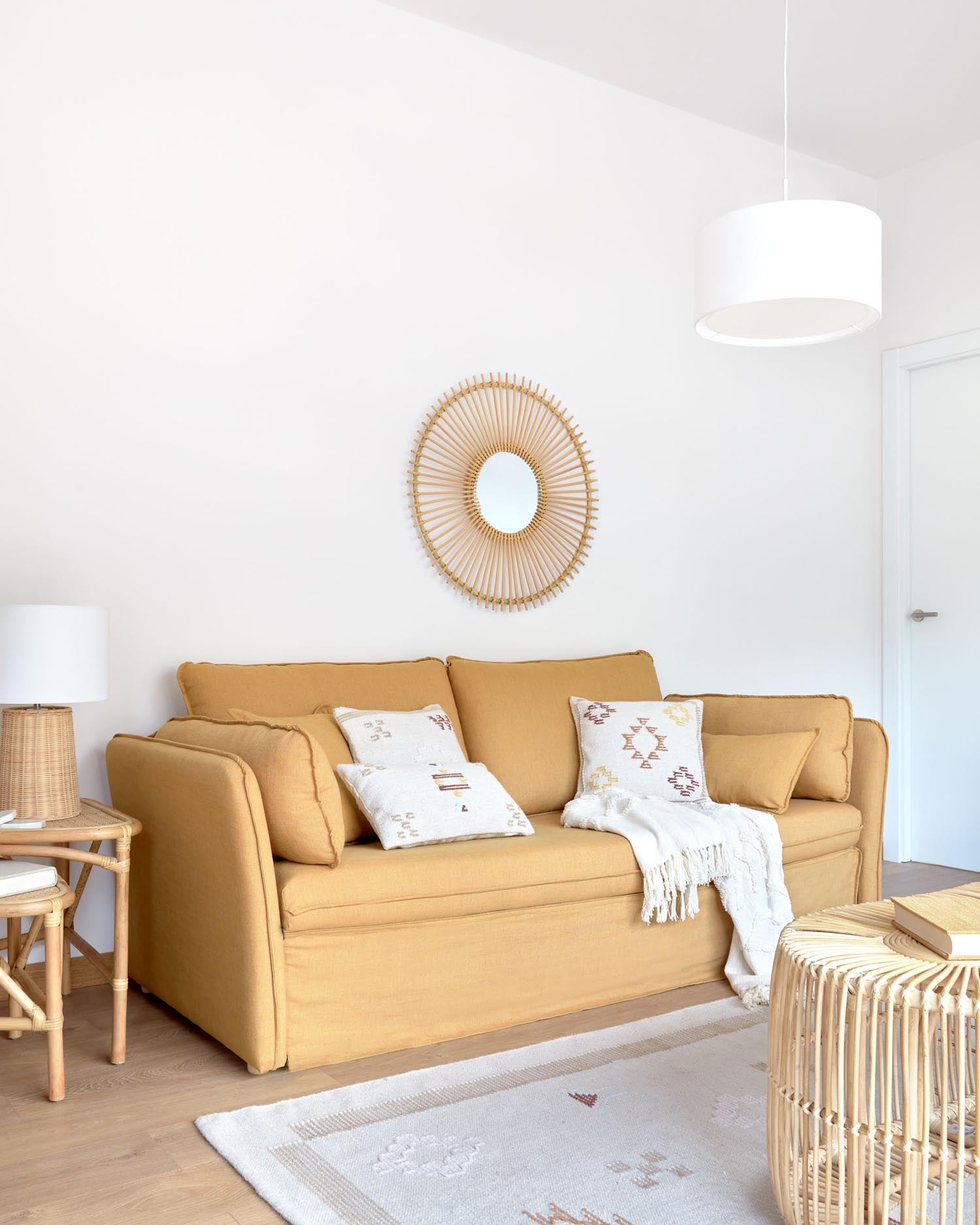 Erlebe das Tanit Schlafsofa in elegantem Senfton. Hochwertige Leinenpolsterung und stabile Buchenholzbeine vereinen Komfort und Stil.