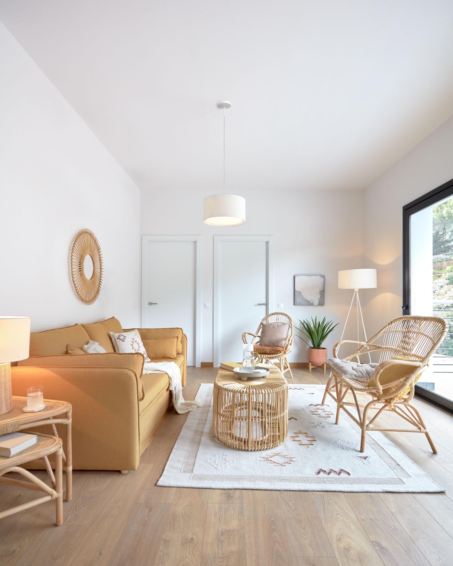 Entdecke das Tanit Schlafsofa in stilvollem Senfgelb. Mit atmungsaktiver Leinenpolsterung und robusten Buchenholzbeinen vereint es Eleganz und Funktionalität.