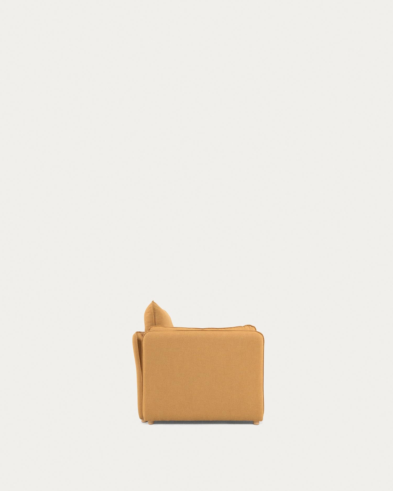 Das Tanit Schlafsofa in Senfgelb bietet eleganten Komfort und praktische Funktionalität. Hochwertige Leinenpolsterung und robuste Buchenholzbeine machen es ideal für jedes Zuhause.