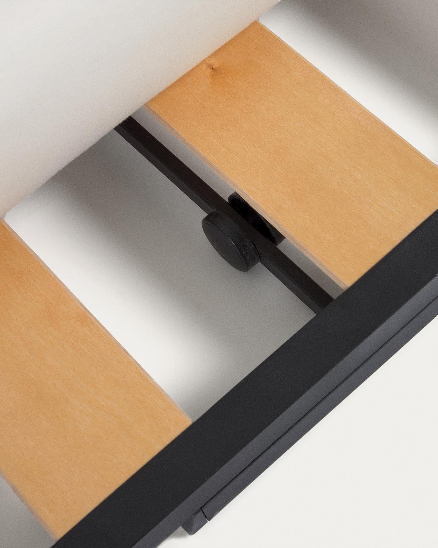 Das Tanit Schlafsofa in Senffarbe vereint stilvolles Design mit praktischer Funktionalität. Hochwertige Leinenpolsterung und stabile Buchenholzbeine sorgen für Komfort und Langlebigkeit.