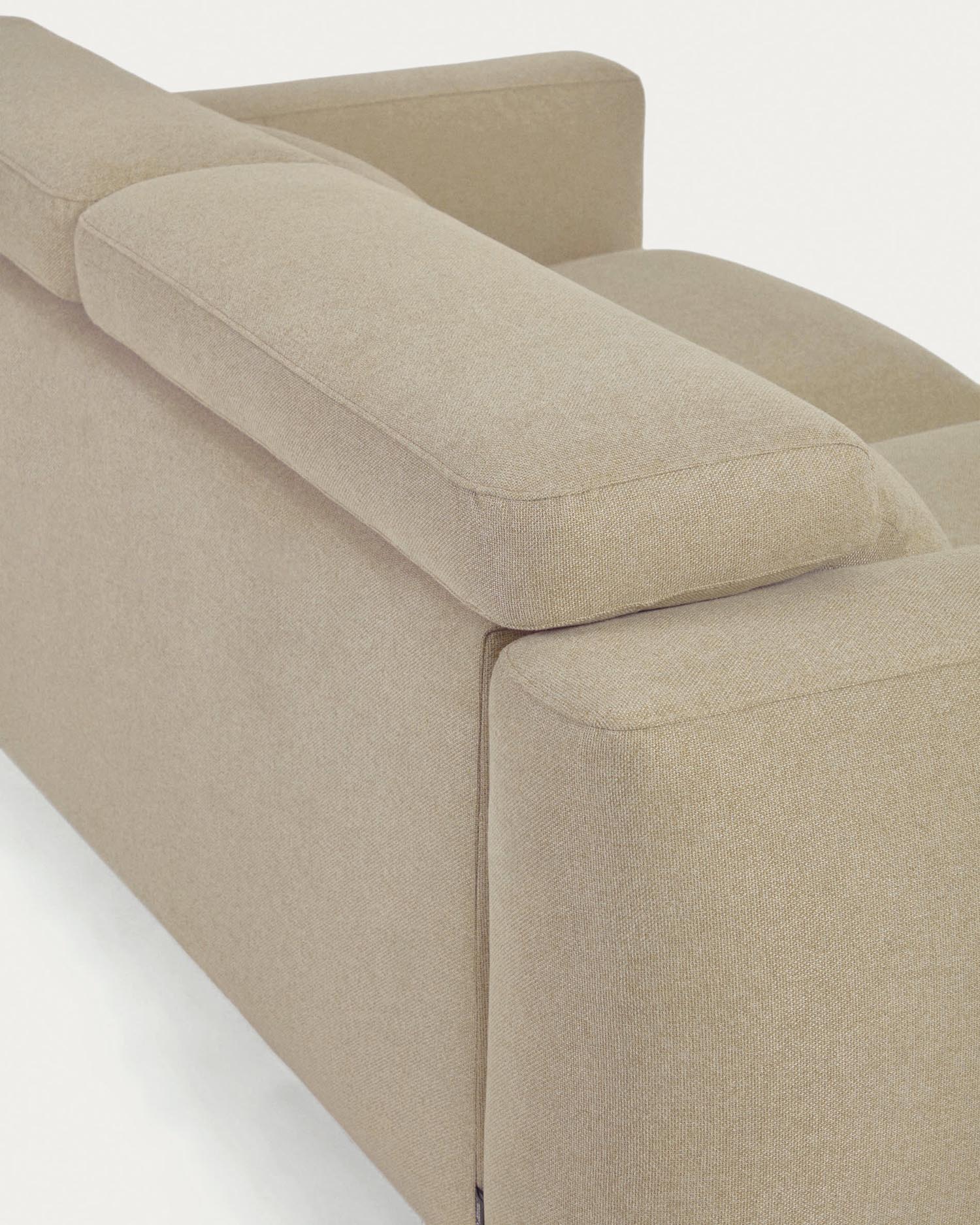 Entdecken Sie das Singa 3-Sitzer Sofa von Kave Home: elegantes Design in Beige, anpassbare Kopfstützen und ausziehbare Sitze für ultimativen Komfort.