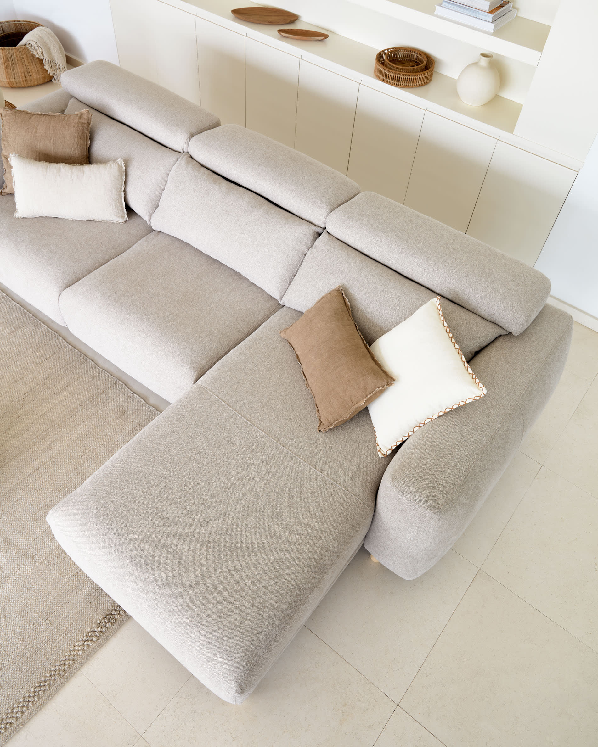 Singa 3-Sitzer Sofa mit rechter Chaiselongue, beige, 296 cm, verstellbare Kopfstütze, ausziehbarer Sitz, FSC-zertifiziert.