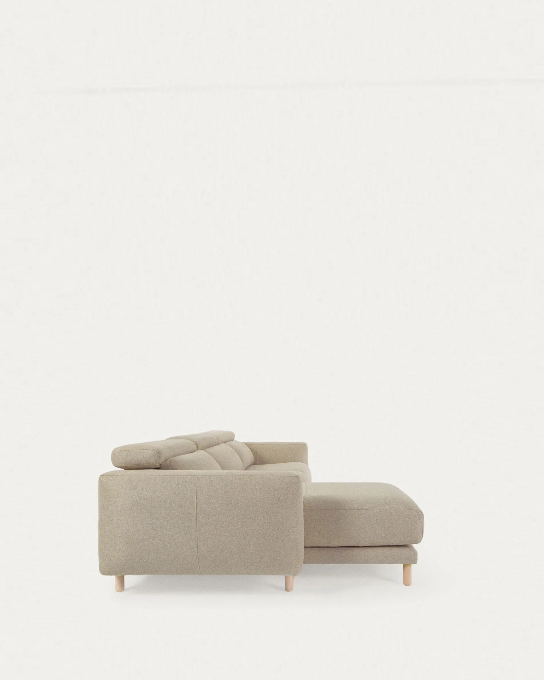 Das Singa Sofa bietet mit Chaiselongue links, verstellbarer Kopfstütze und ausziehbarem Sitz in Beige Komfort und Stil.