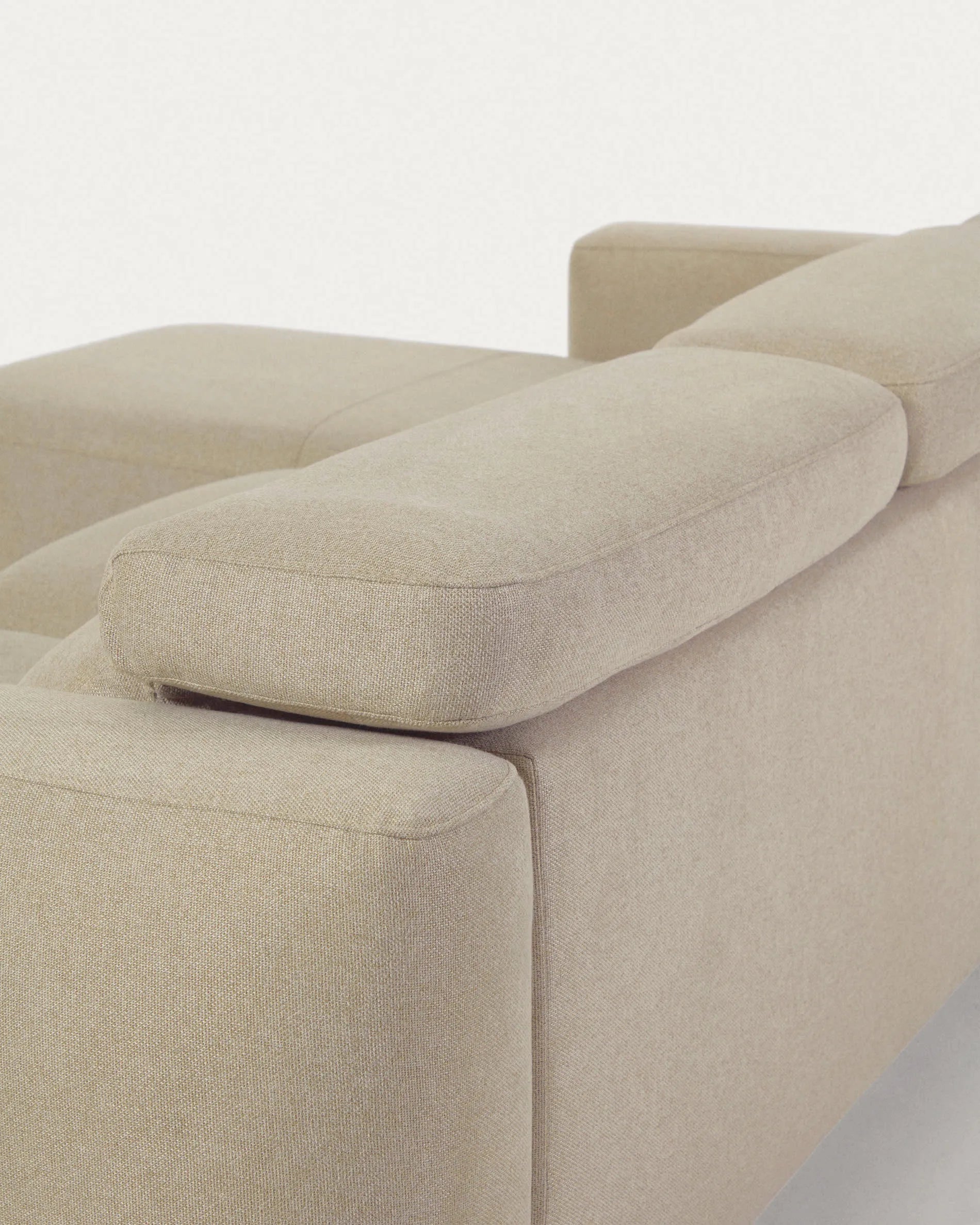 Das Singa Sofa bietet mit Chaiselongue links, verstellbarer Kopfstütze und ausziehbarem Sitz in Beige Komfort und Stil.