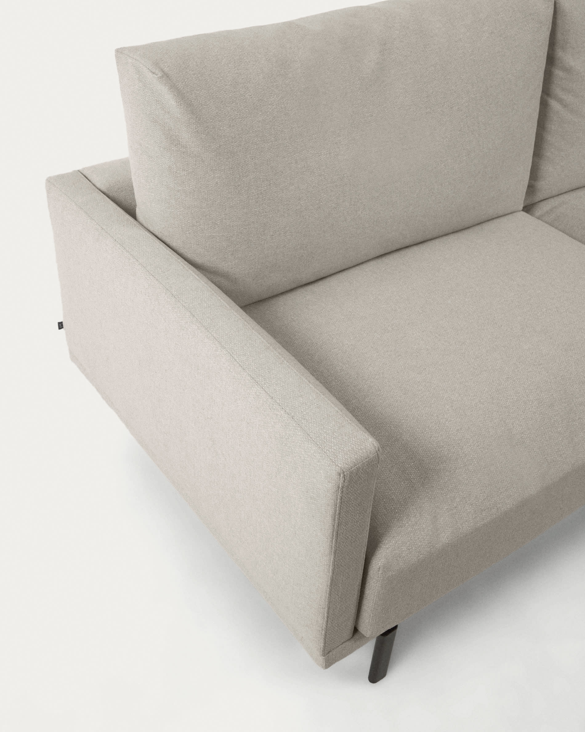 Entdecken Sie das elegante Galene 3-Sitzer Sofa in Beige von Kave Home. Komfortabel, nachhaltig und perfekt für Ihr modernes Wohnzimmer!