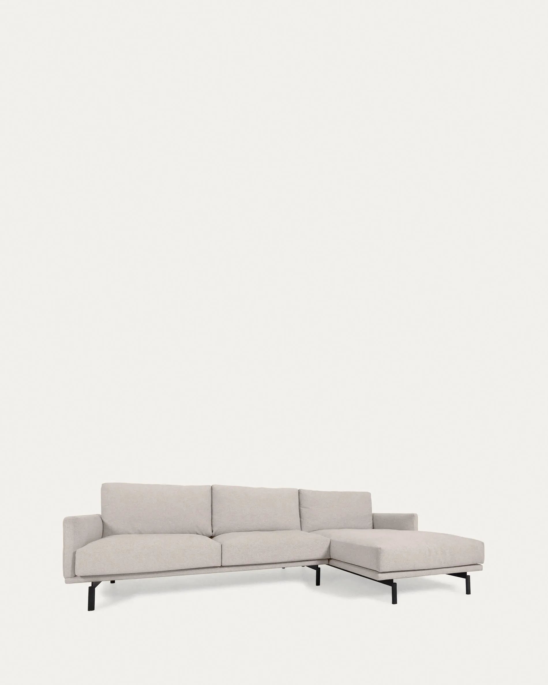 Elegantes 3-Sitzer Sofa in Beige mit rechter Chaiselongue, umweltfreundlich und komfortabel, ideal für stilvolle Wohnräume.