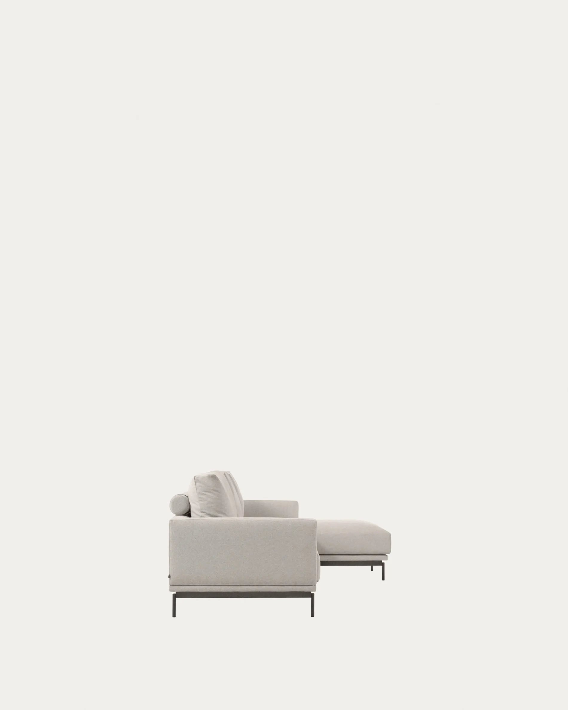 Elegantes 3-Sitzer Sofa in Beige mit rechter Chaiselongue, umweltfreundlich und komfortabel, ideal für stilvolle Wohnräume.