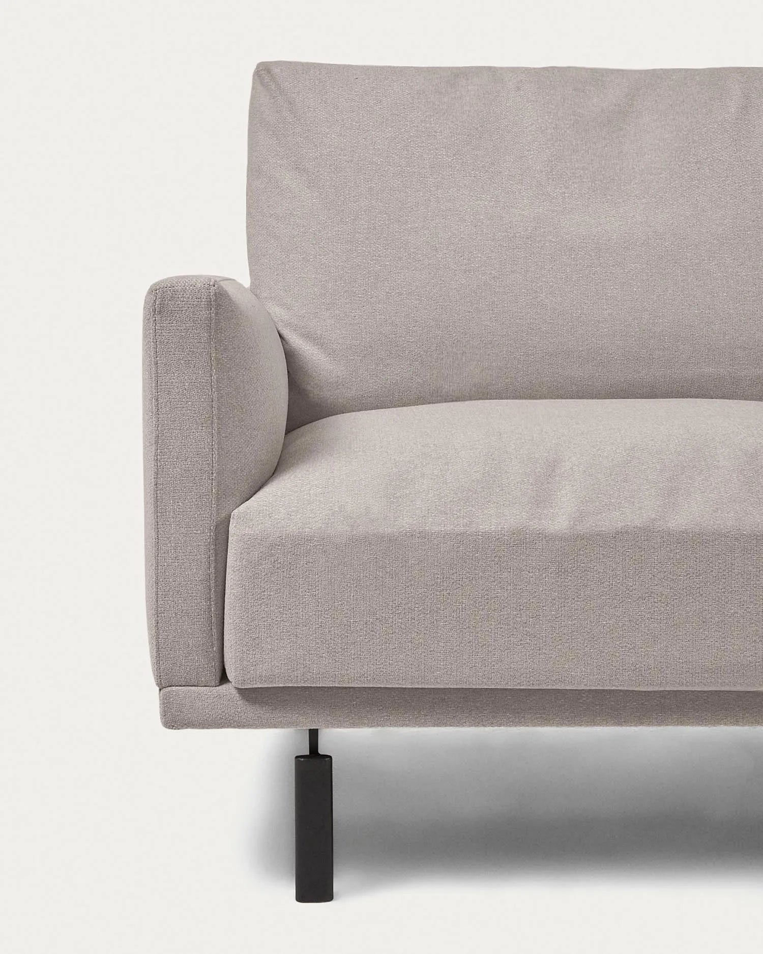 Elegantes 3-Sitzer Sofa in Beige mit rechter Chaiselongue, umweltfreundlich und komfortabel, ideal für stilvolle Wohnräume.