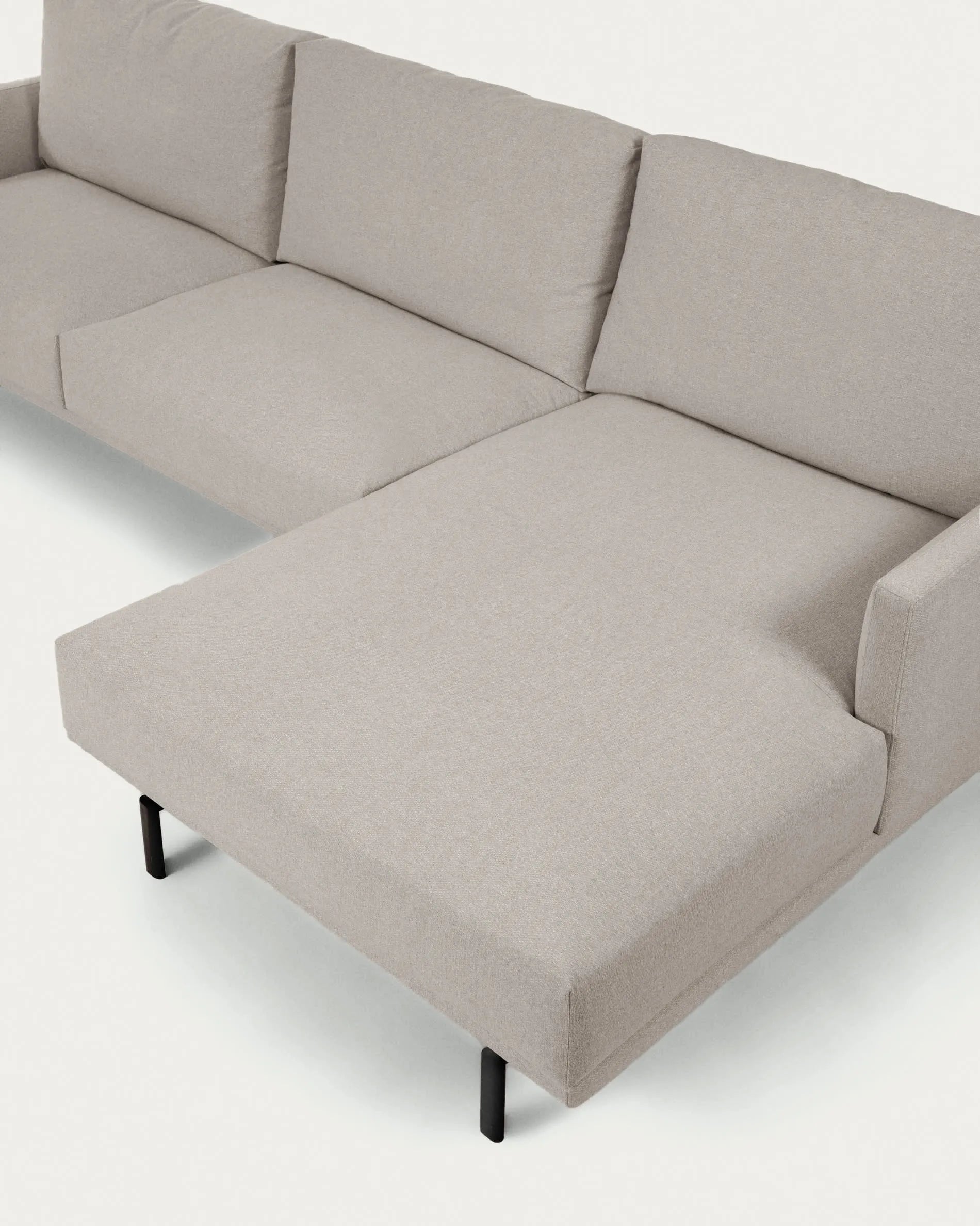 Elegantes 3-Sitzer Sofa in Beige mit rechter Chaiselongue, umweltfreundlich und komfortabel, ideal für stilvolle Wohnräume.