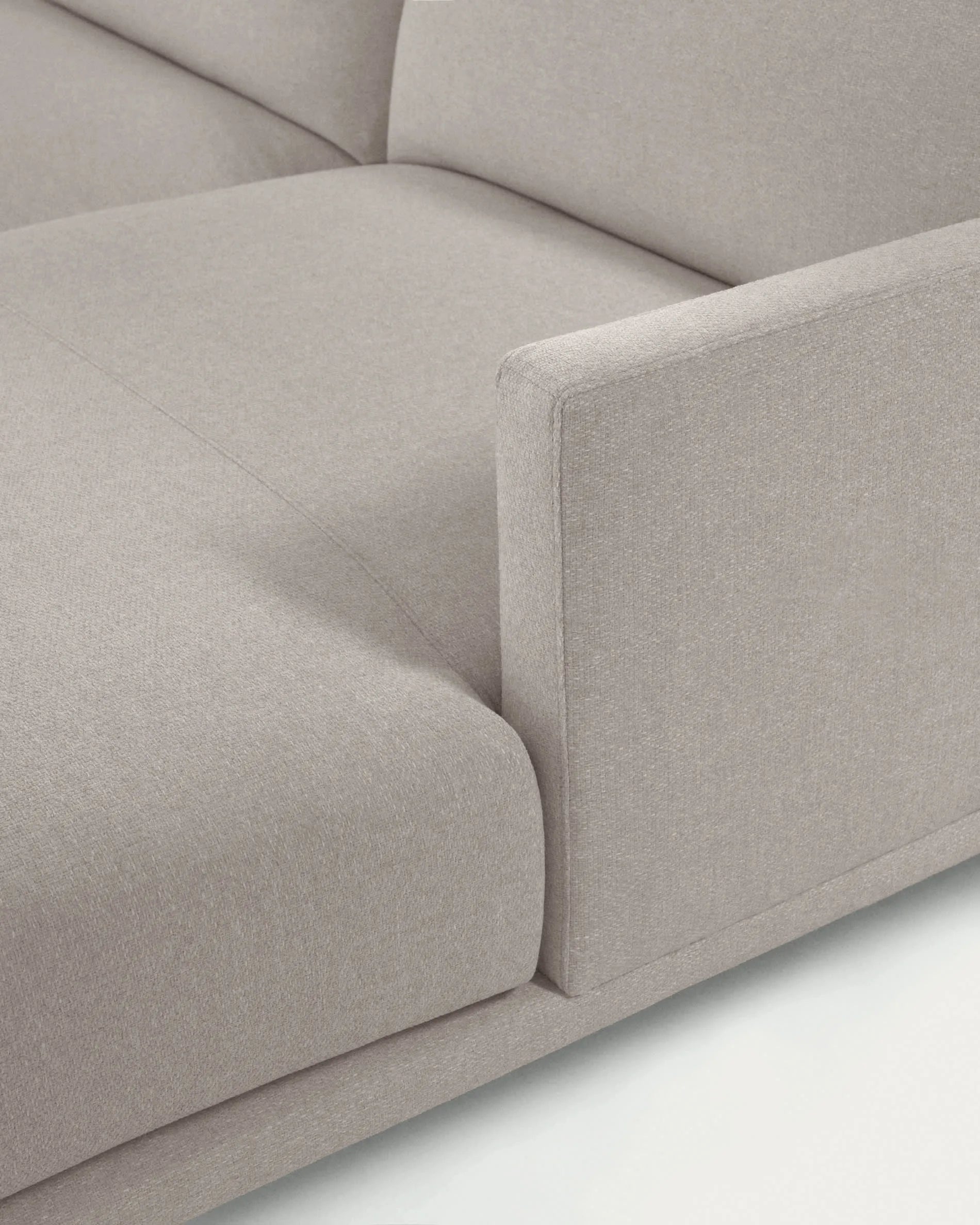 Elegantes 3-Sitzer Sofa in Beige mit rechter Chaiselongue, umweltfreundlich und komfortabel, ideal für stilvolle Wohnräume.