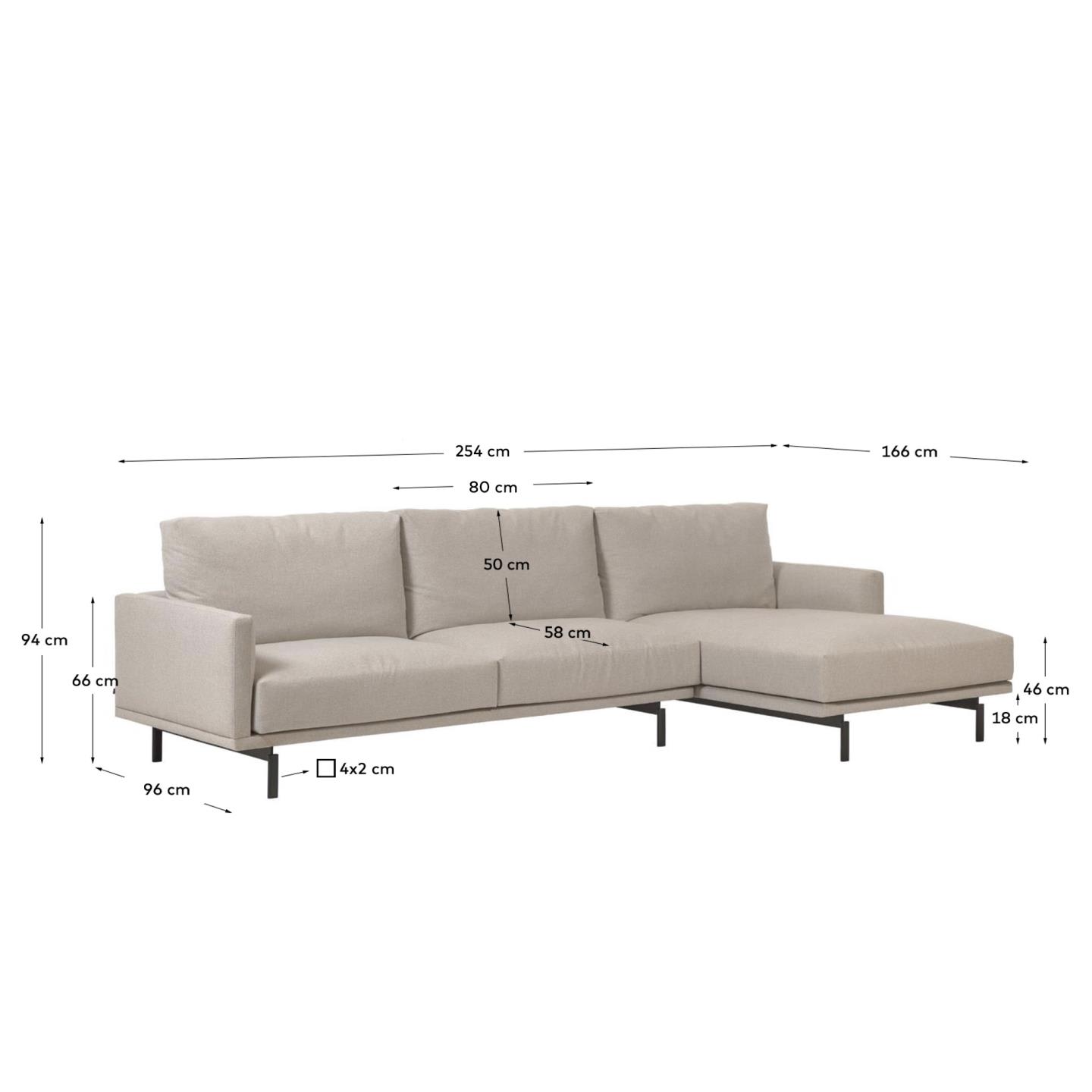Das beige Galene 3-Sitzer Sofa mit rechter Chaiselongue von Kave Home vereint modernes Design mit exzellentem Komfort.