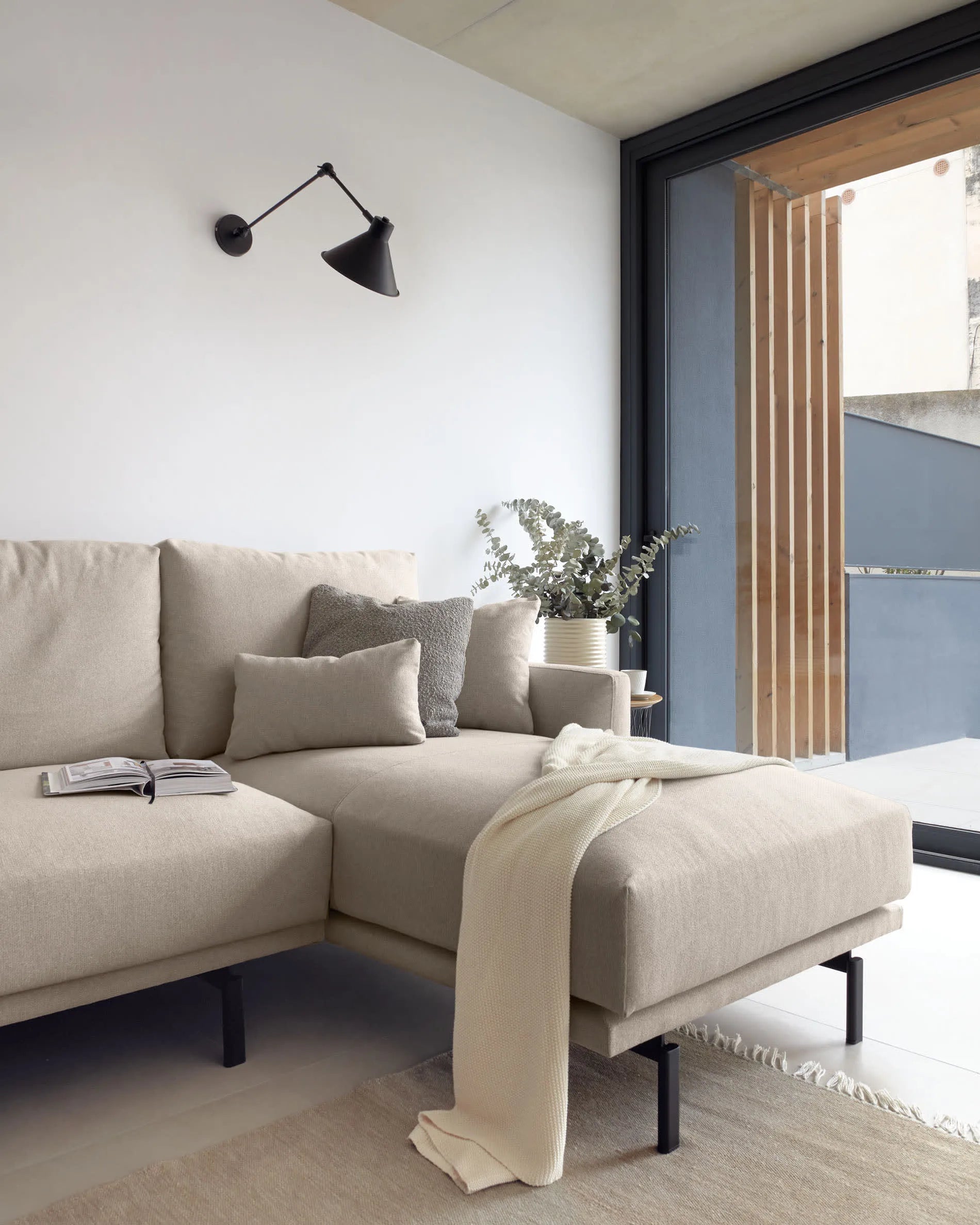 Elegantes 3-Sitzer Sofa in Beige mit rechter Chaiselongue, umweltfreundlich und komfortabel, ideal für stilvolle Wohnräume.