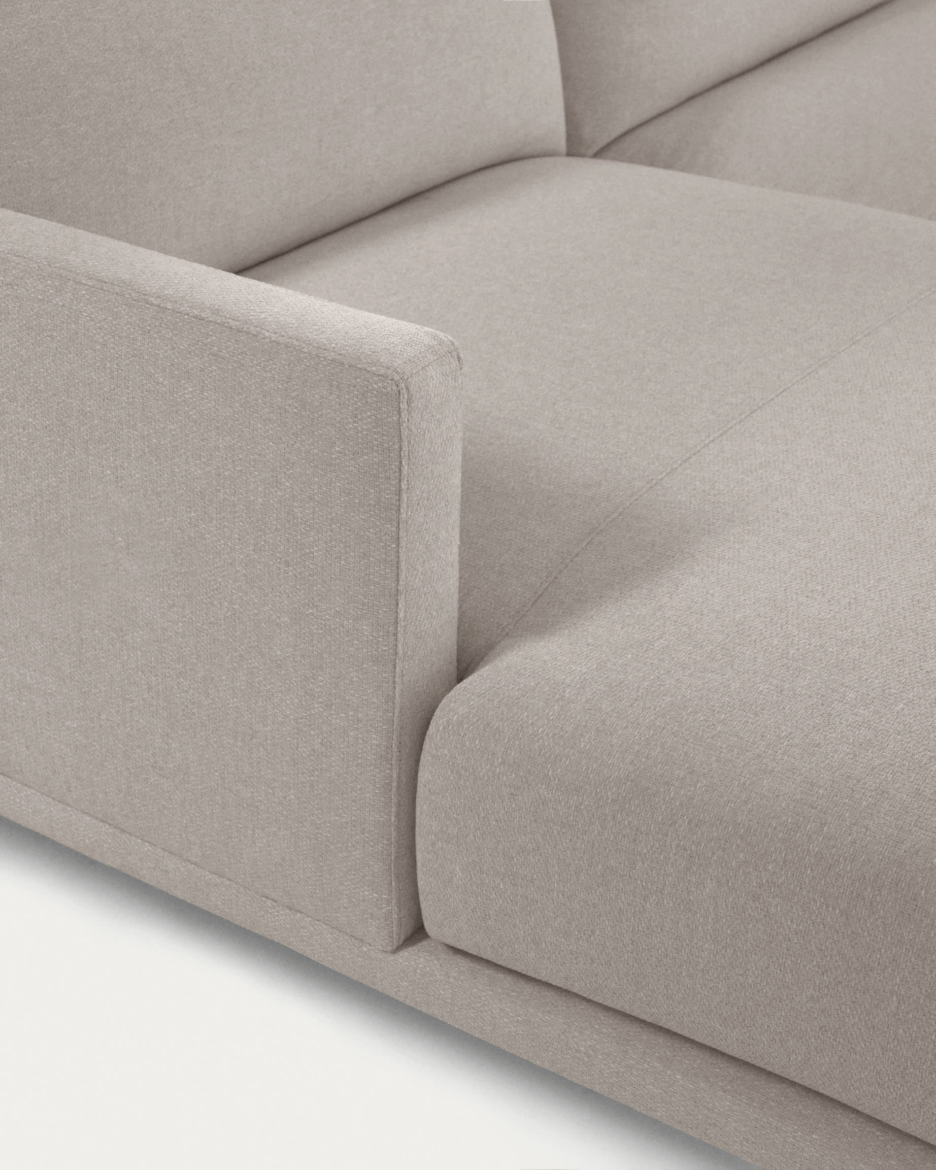 Das beige Galene 3-Sitzer Sofa mit linker Chaiselongue von Kave Home vereint Eleganz und Komfort auf 254 cm Breite.