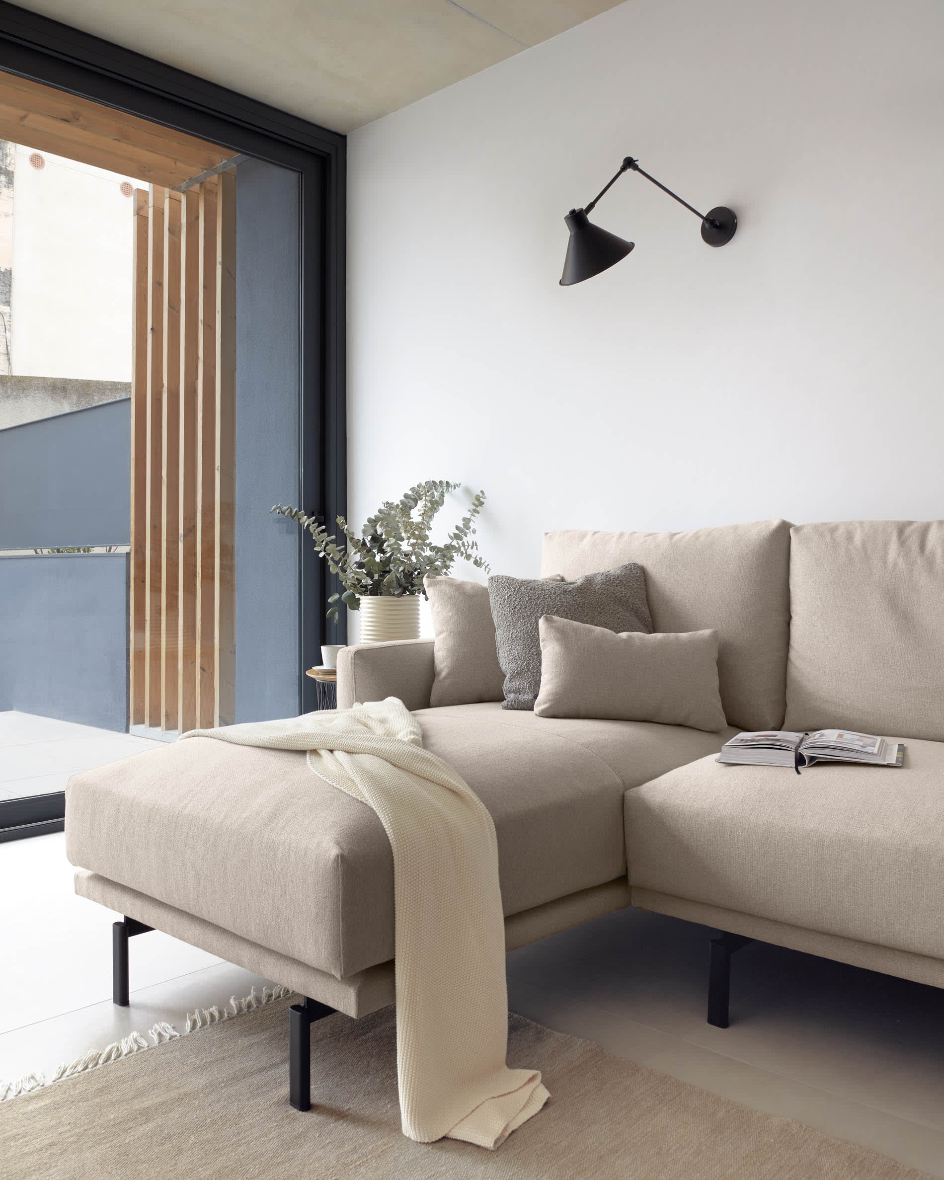 Das beige Galene 3-Sitzer Sofa mit linker Chaiselongue von Kave Home vereint Eleganz und Komfort auf 254 cm Breite.