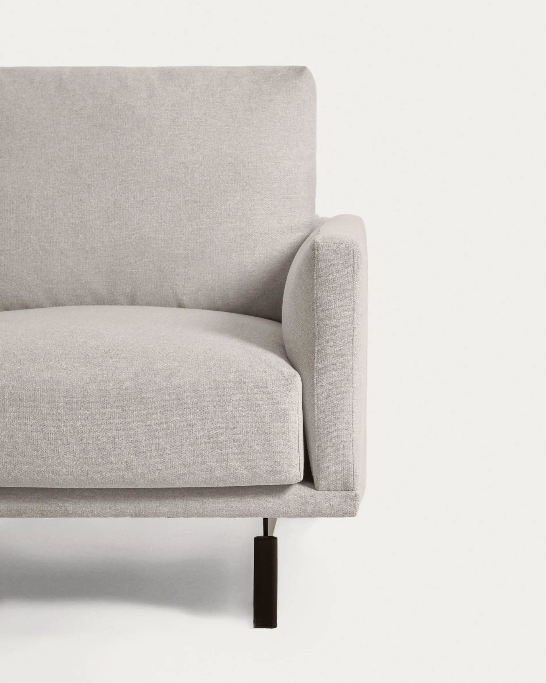 Das Galene Sofa von Kave Home in Beige, 3-Sitzer mit linker Chaiselongue, vereint Stil und Komfort auf 194 cm Länge.