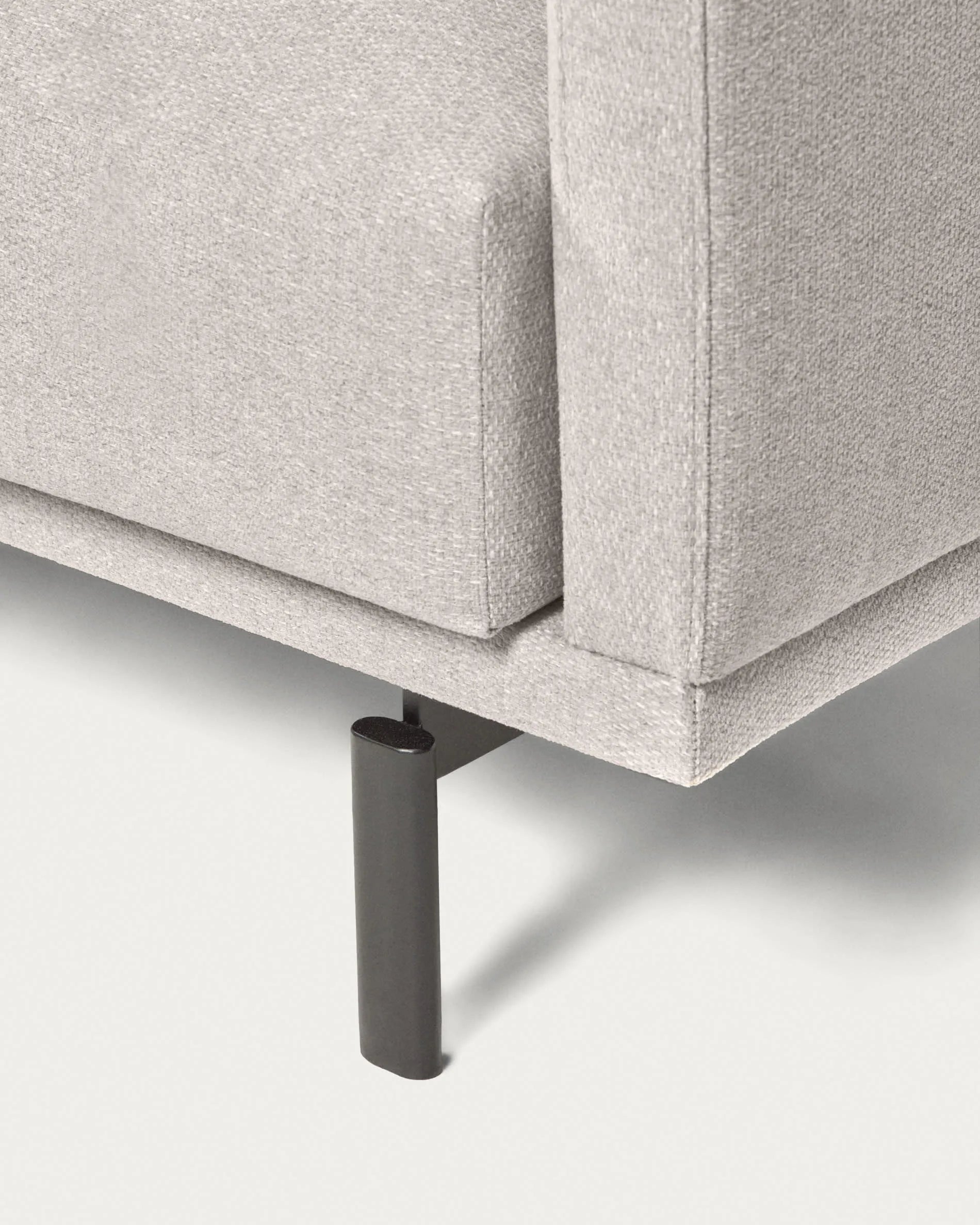 Das beige Galene 3-Sitzer Sofa von Kave Home mit linker Chaiselongue bietet auf 194 cm modernes Design und hohen Komfort.