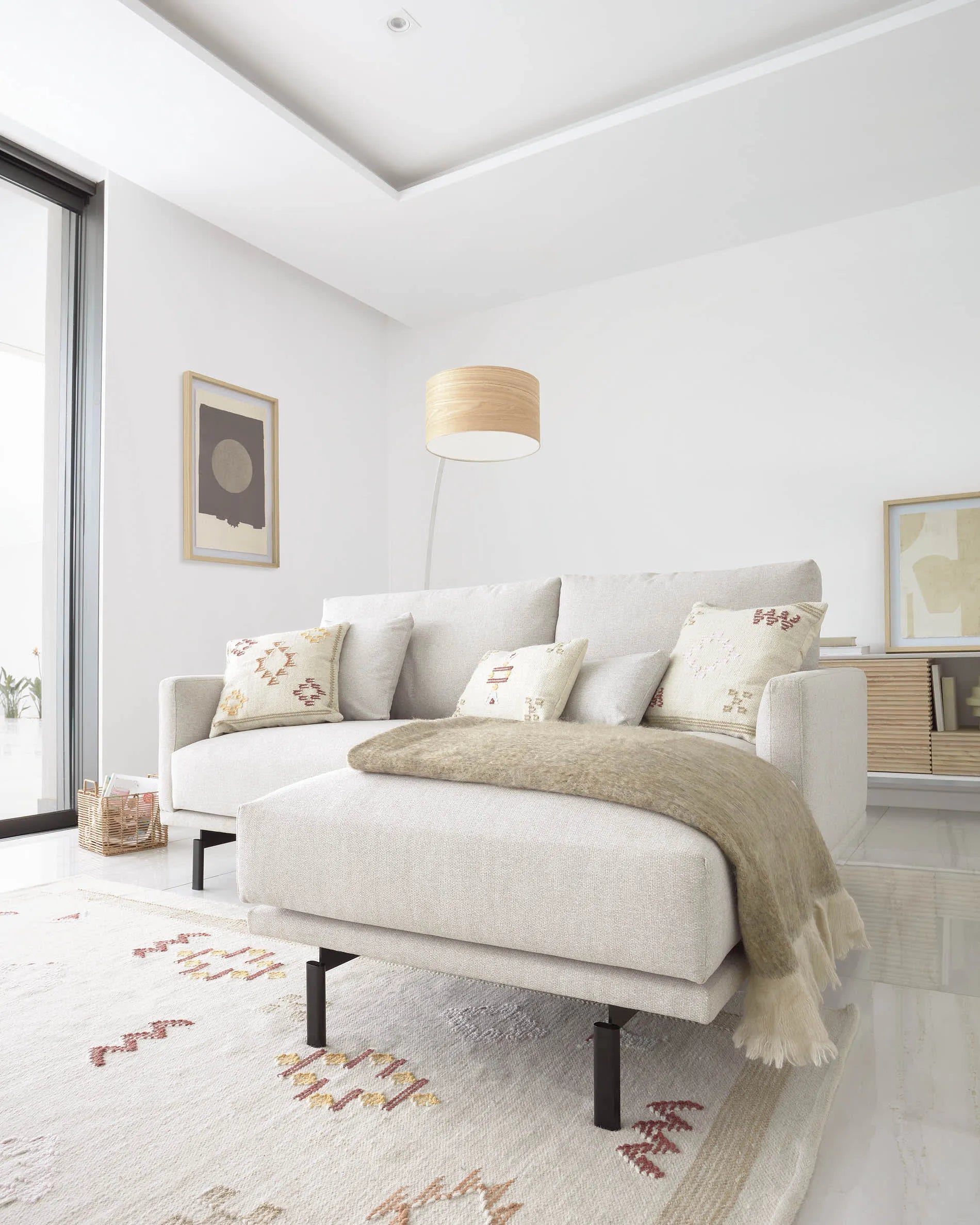 Das beige Galene 3-Sitzer Sofa mit linker Chaiselongue von Kave Home vereint Eleganz und Komfort auf 194 cm Länge.