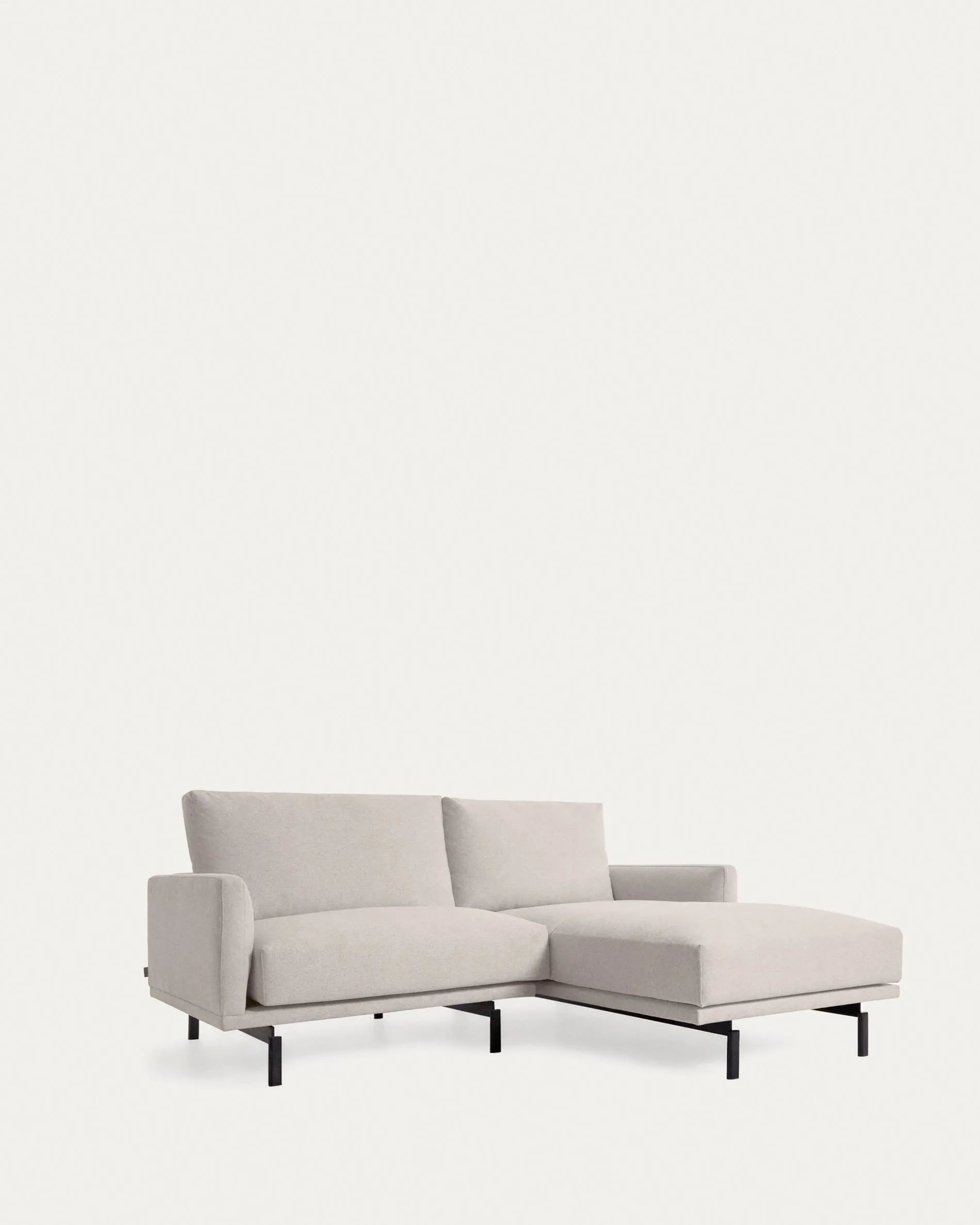Das Galene Sofa in Beige mit rechter Chaiselongue bietet stilvollen Komfort und Nachhaltigkeit für Ihr Wohnzimmer.
