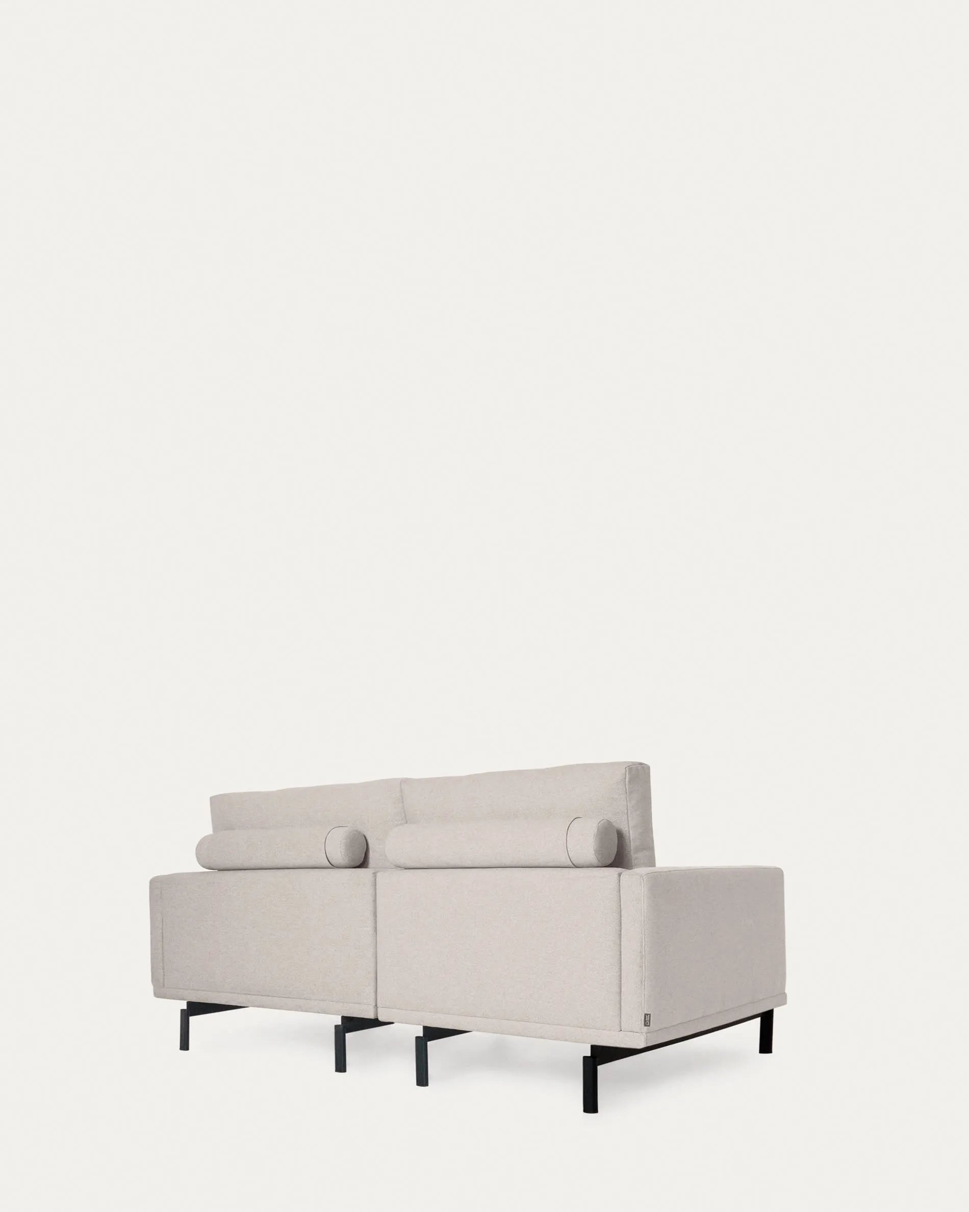 Das Galene Sofa in Beige mit rechter Chaiselongue bietet stilvollen Komfort und Nachhaltigkeit für Ihr Wohnzimmer.