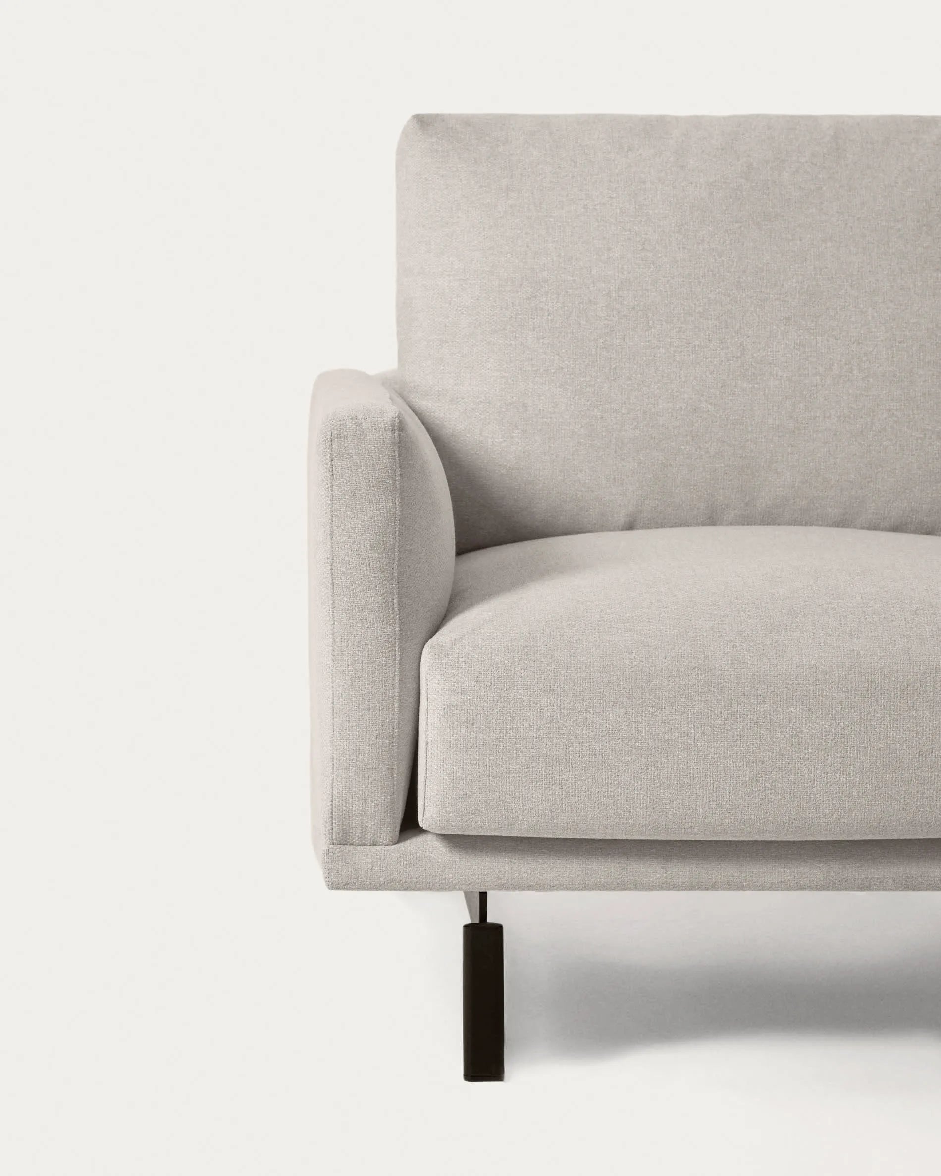 Das Galene Sofa in Beige mit rechter Chaiselongue bietet stilvollen Komfort und Nachhaltigkeit für Ihr Wohnzimmer.