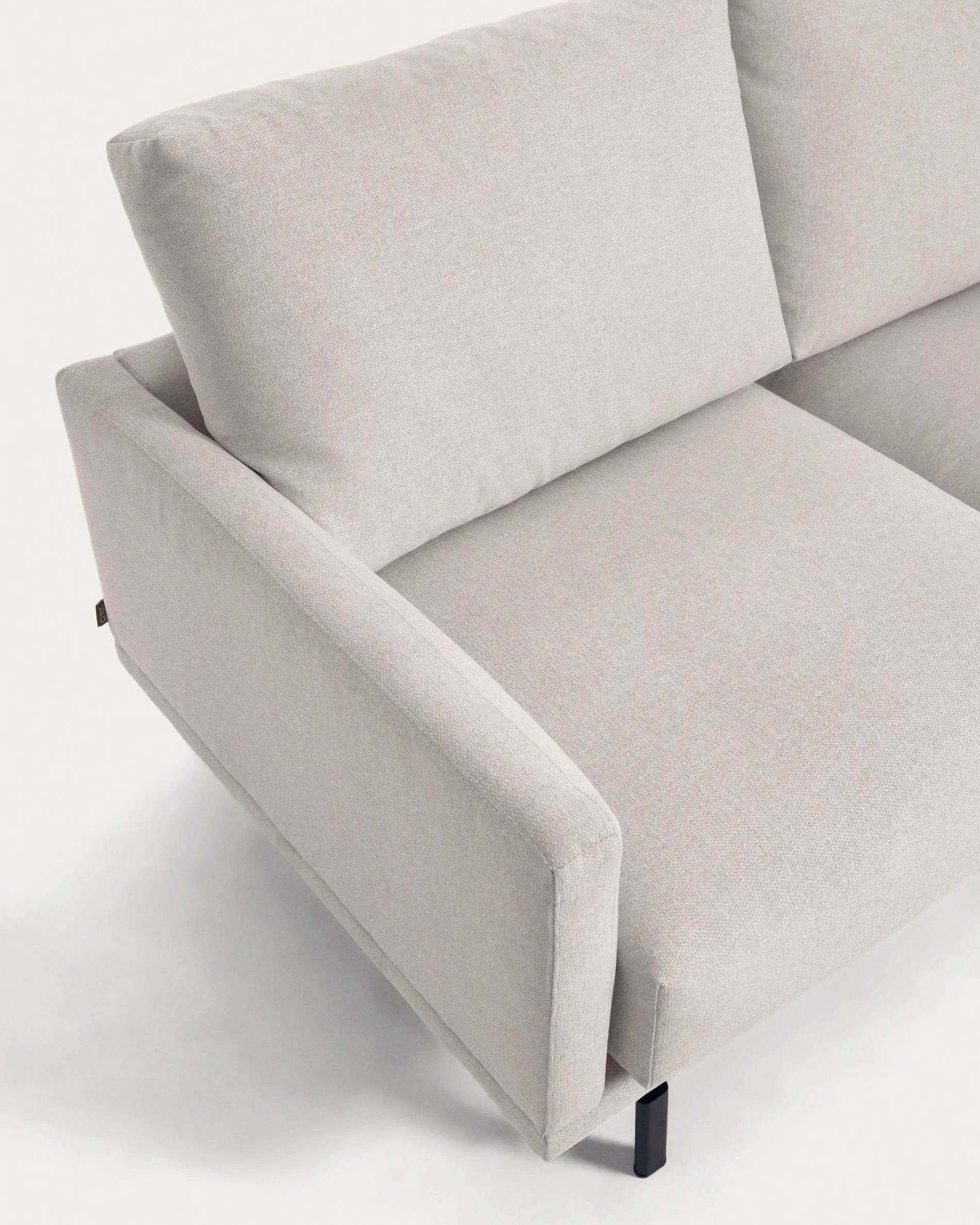 Das Galene Sofa in Beige mit rechter Chaiselongue bietet stilvollen Komfort und Nachhaltigkeit für Ihr Wohnzimmer.