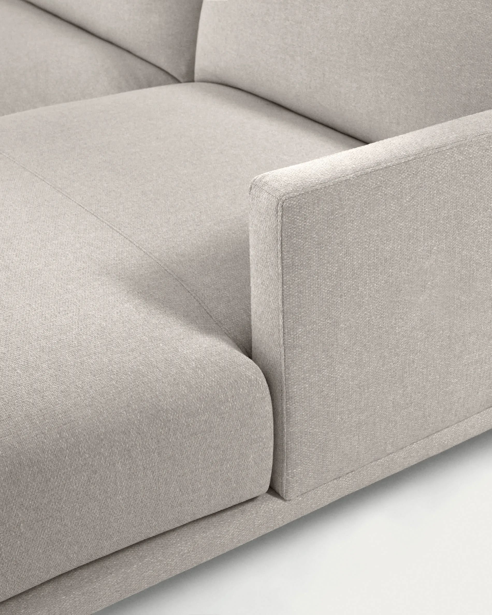 Das Galene Sofa in Beige mit rechter Chaiselongue bietet stilvollen Komfort und Nachhaltigkeit für Ihr Wohnzimmer.