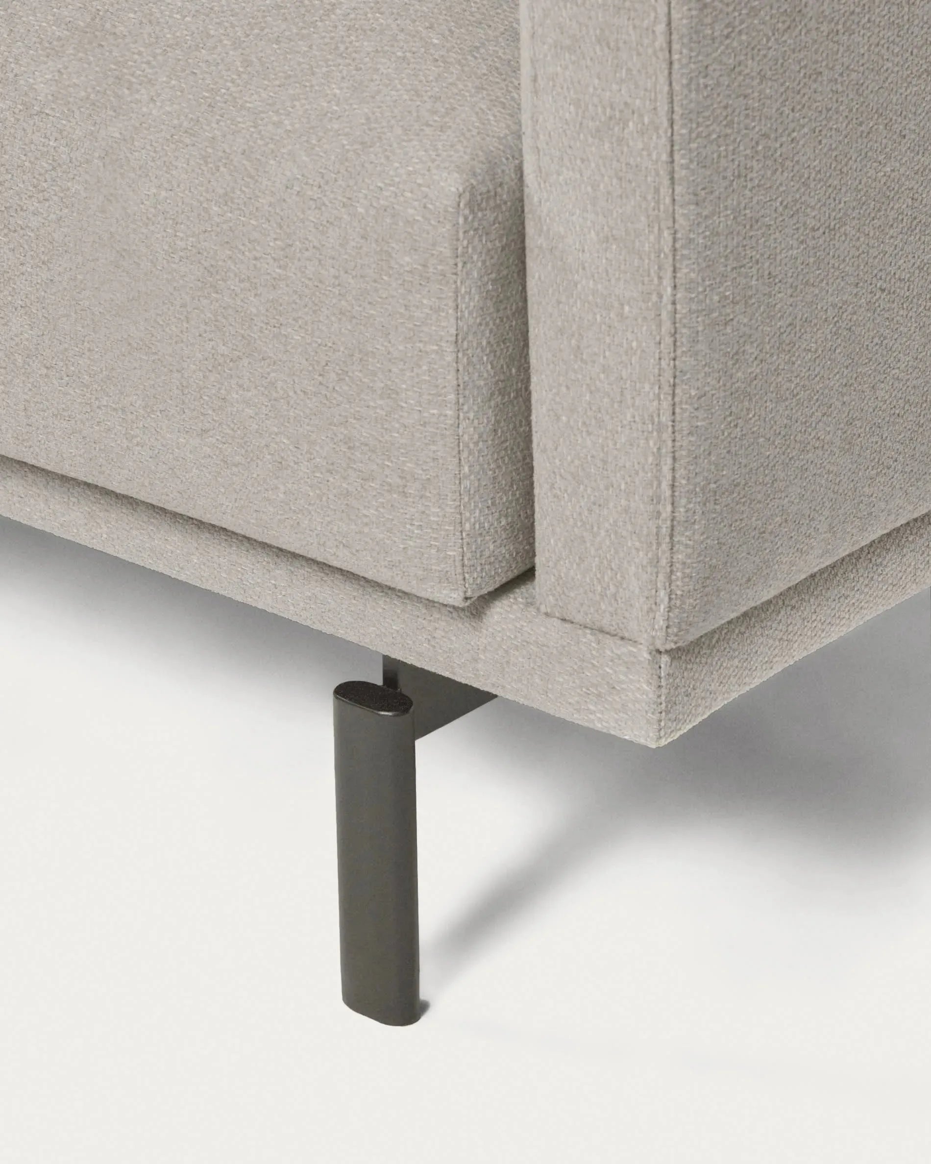Das Galene Sofa, 4-Sitzer in Beige mit rechter Chaiselongue, 314 cm, von Kave Home – stilvoll, komfortabel und zeitlos.
