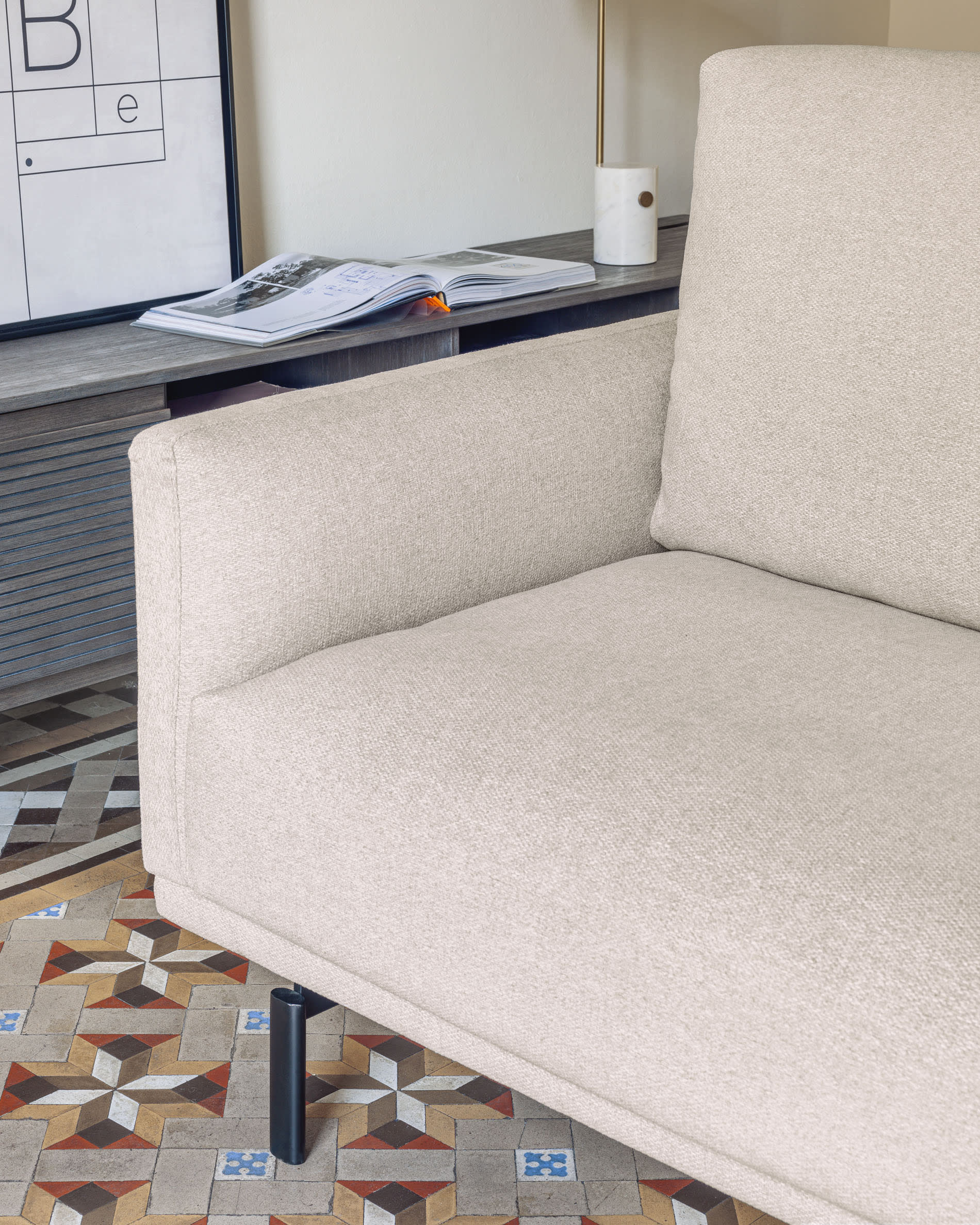 Das Galene Sofa, 4-Sitzer in Beige, 314 cm, mit rechter Chaiselongue von Kave Home – stilvoll, komfortabel und zeitlos.