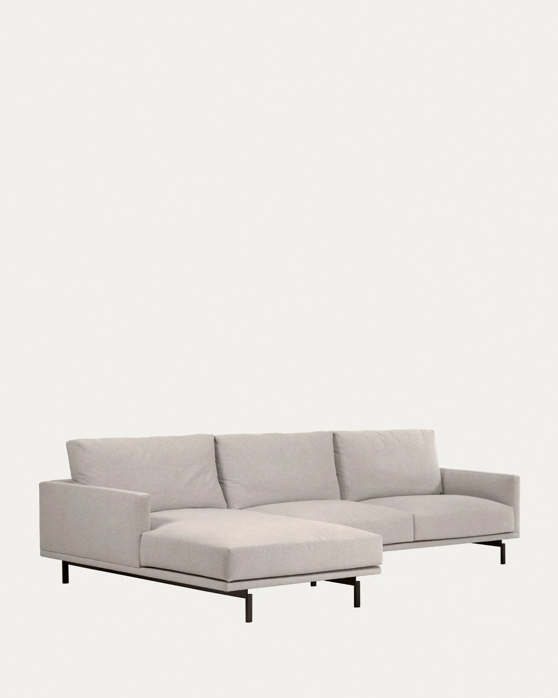 Das Galene Sofa in Beige mit linker Chaiselongue bietet stilvollen Komfort und Nachhaltigkeit für Ihr Wohnzimmer.
