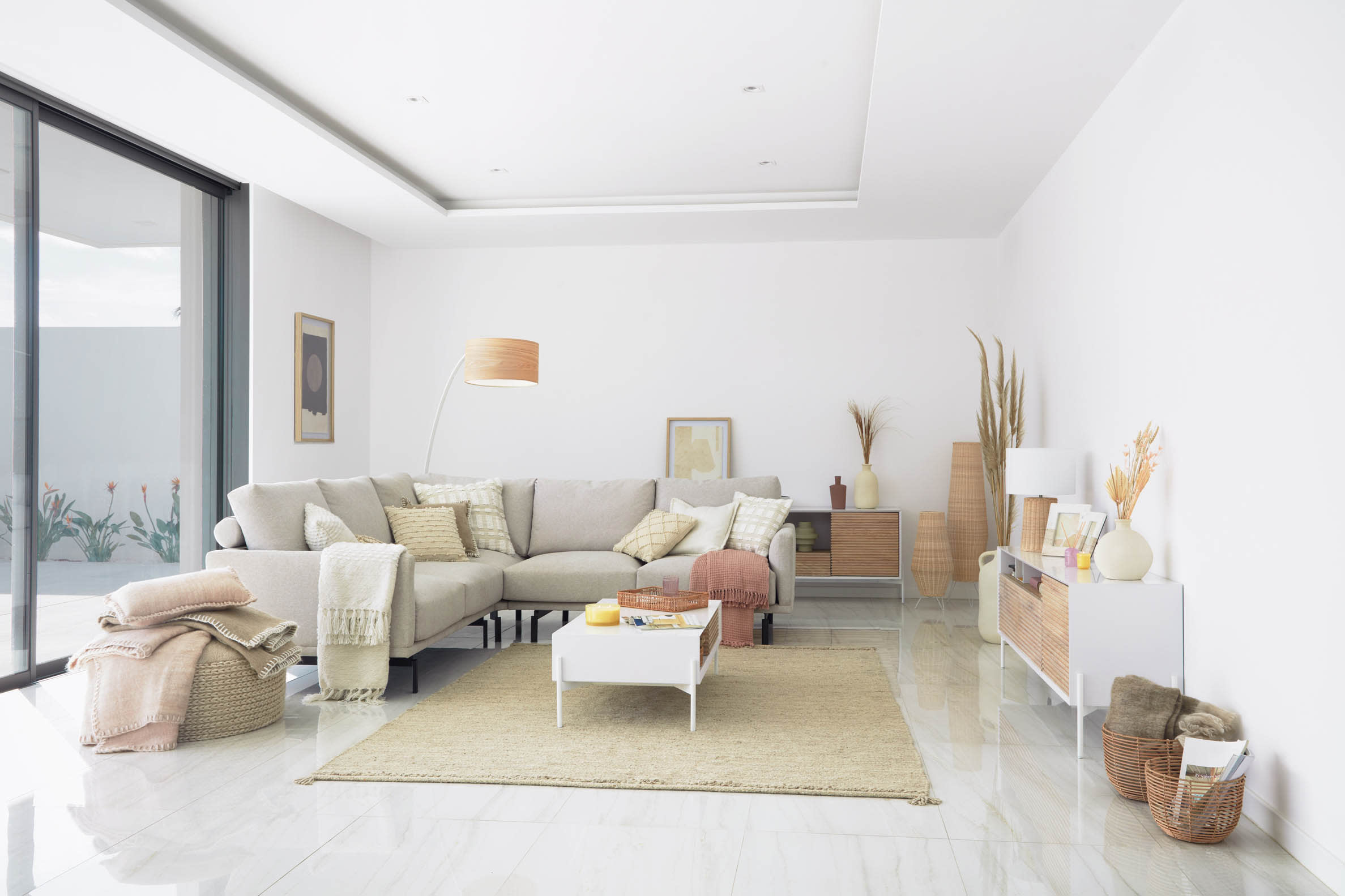 Erleben Sie das stilvolle Galene 4-Sitzer Ecksofa in Beige von Kave Home. Ideal für gesellige Abende und umweltbewusste Einrichtung.