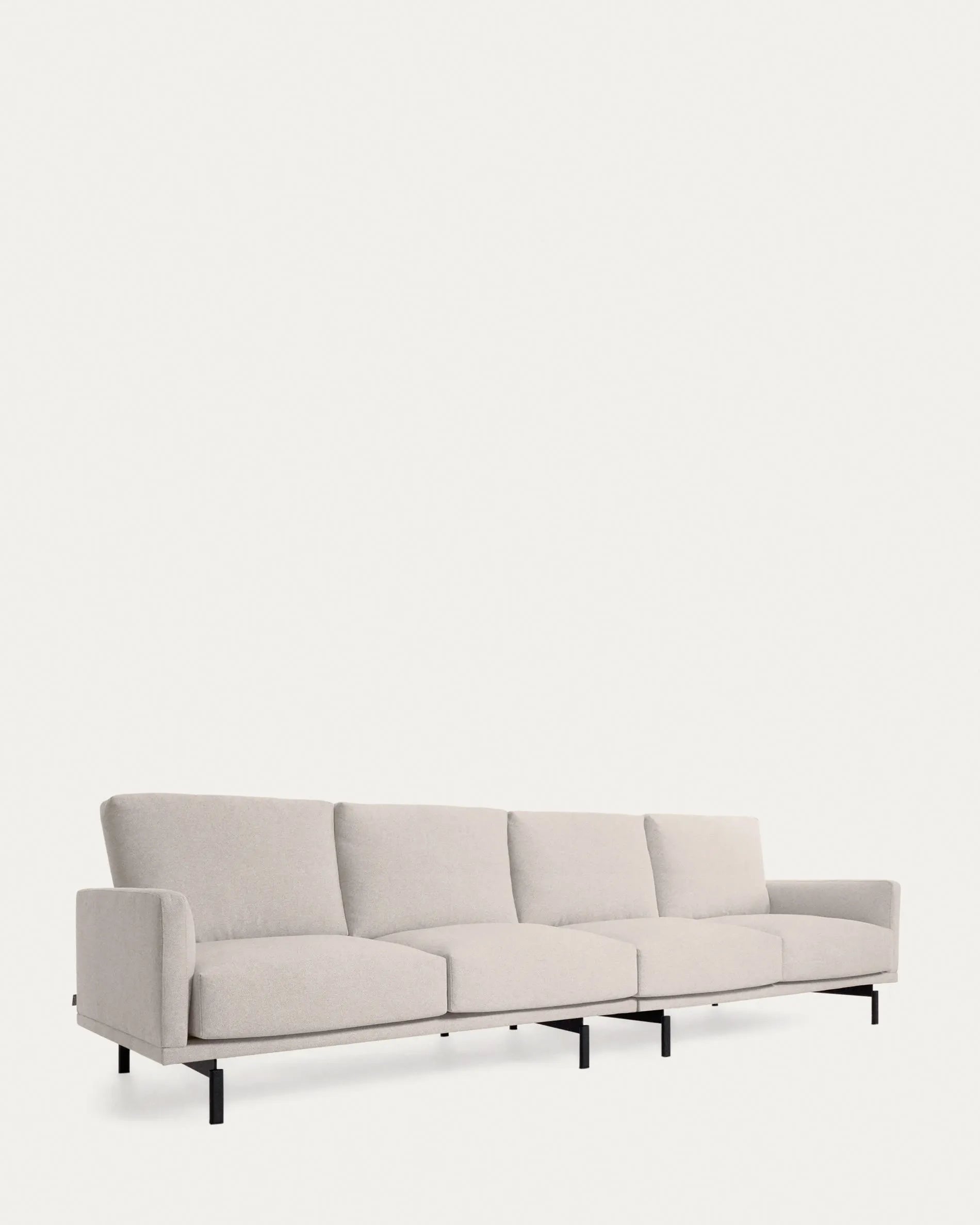 Das Galene 4-Sitzer Sofa beige (334 cm) von Kave Home bietet stilvolles Design und hohen Komfort für Ihr Wohnzimmer.