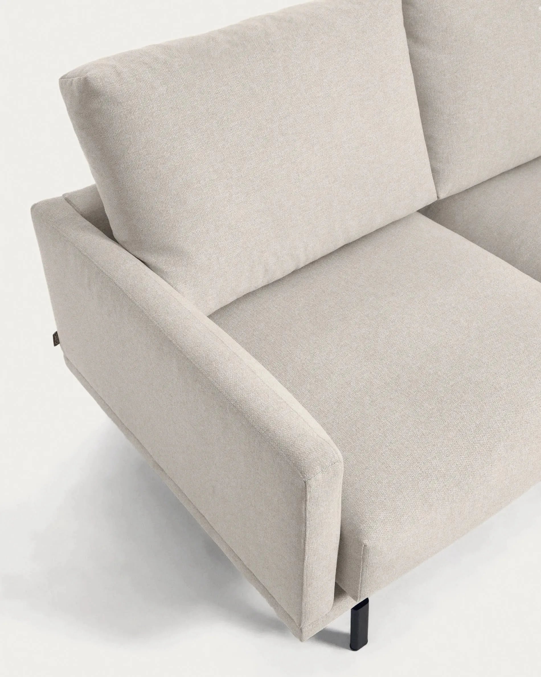 Das Galene 4-Sitzer Sofa in Beige (334 cm) von Kave Home bietet stilvolles Design und hohen Komfort für Ihr Wohnzimmer.
