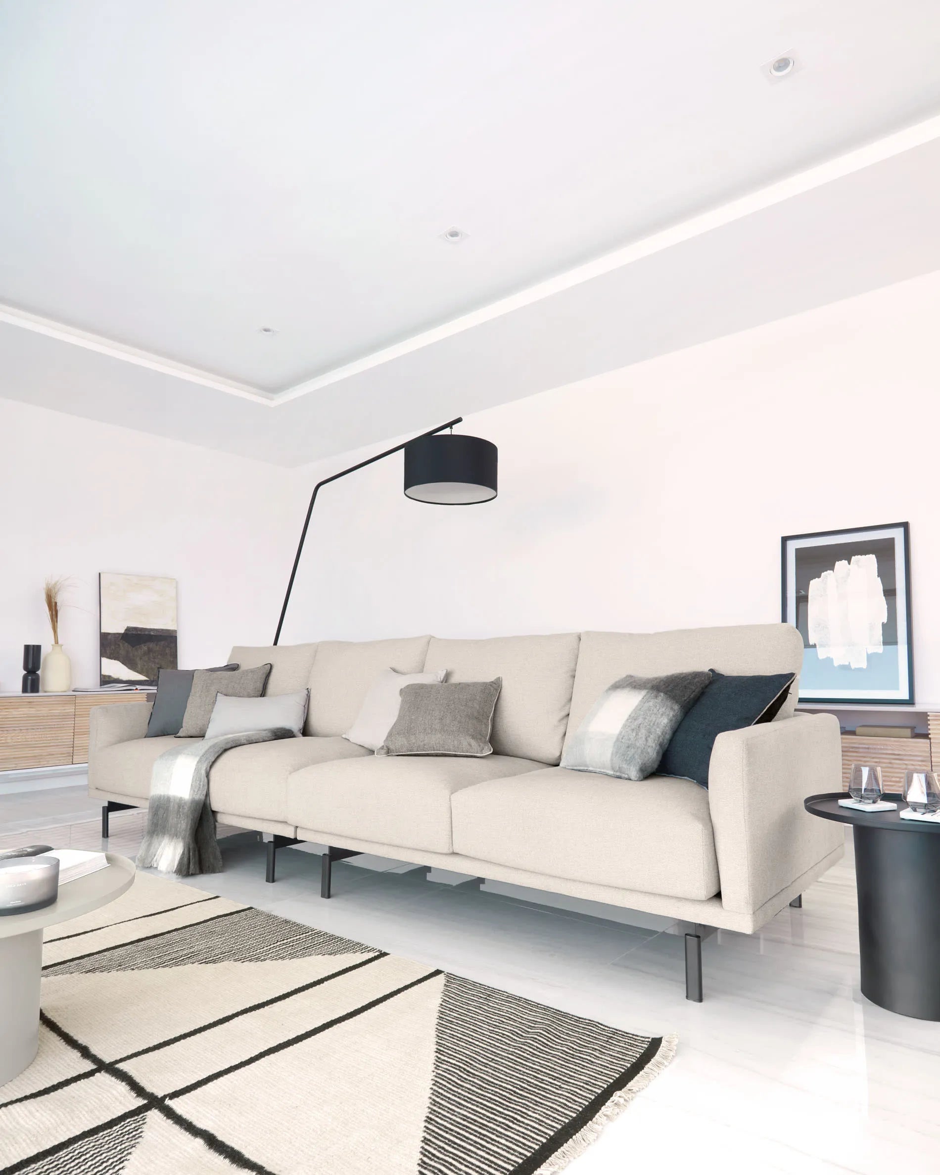 Das Galene 4-Sitzer Sofa in Beige (334 cm) von Kave Home kombiniert modernes Design mit exzellentem Komfort für Ihr Zuhause.