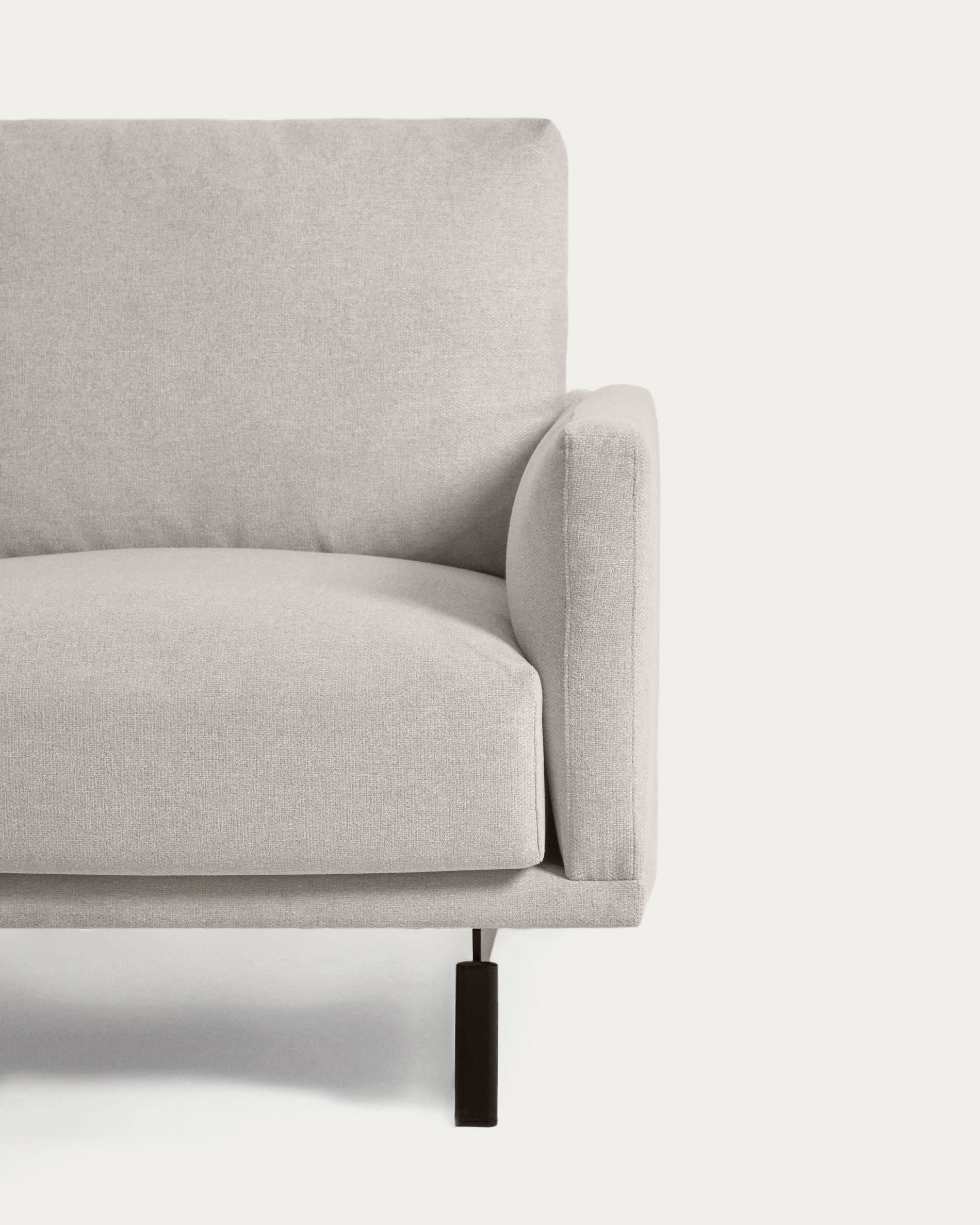 Das Galene 4-Sitzer Sofa von Kave Home in Beige bietet mit 414 cm Breite stilvollen Komfort für Ihr Wohnzimmer.