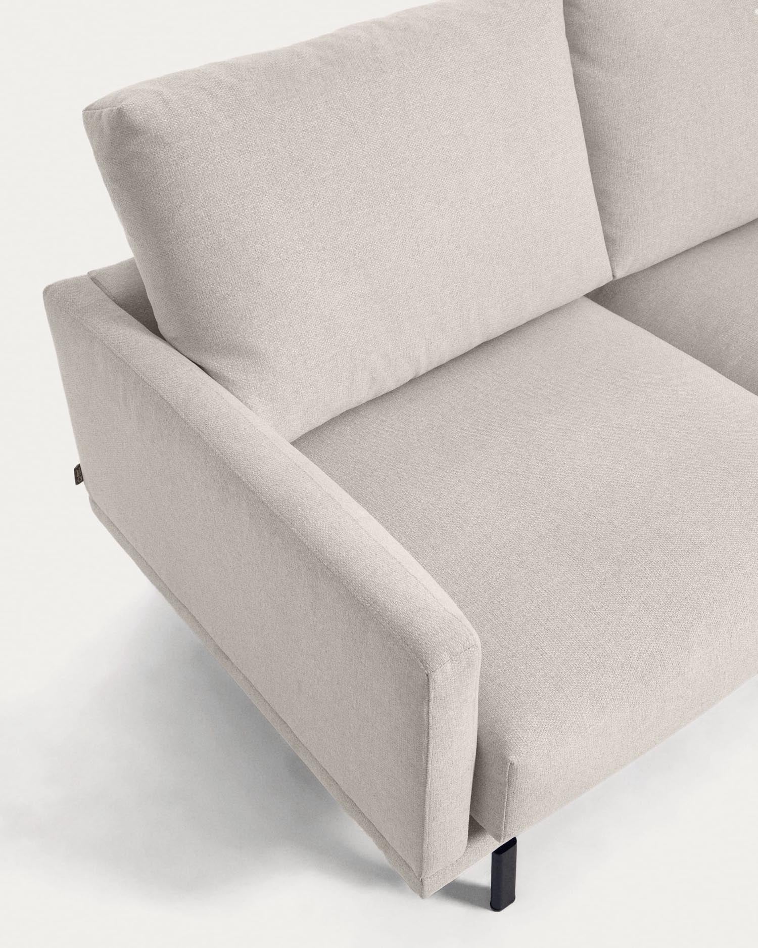Das Galene 4-Sitzer Sofa von Kave Home in Beige bietet mit 414 cm Breite und modernem Stil Komfort und Eleganz für Ihr Zuhause.