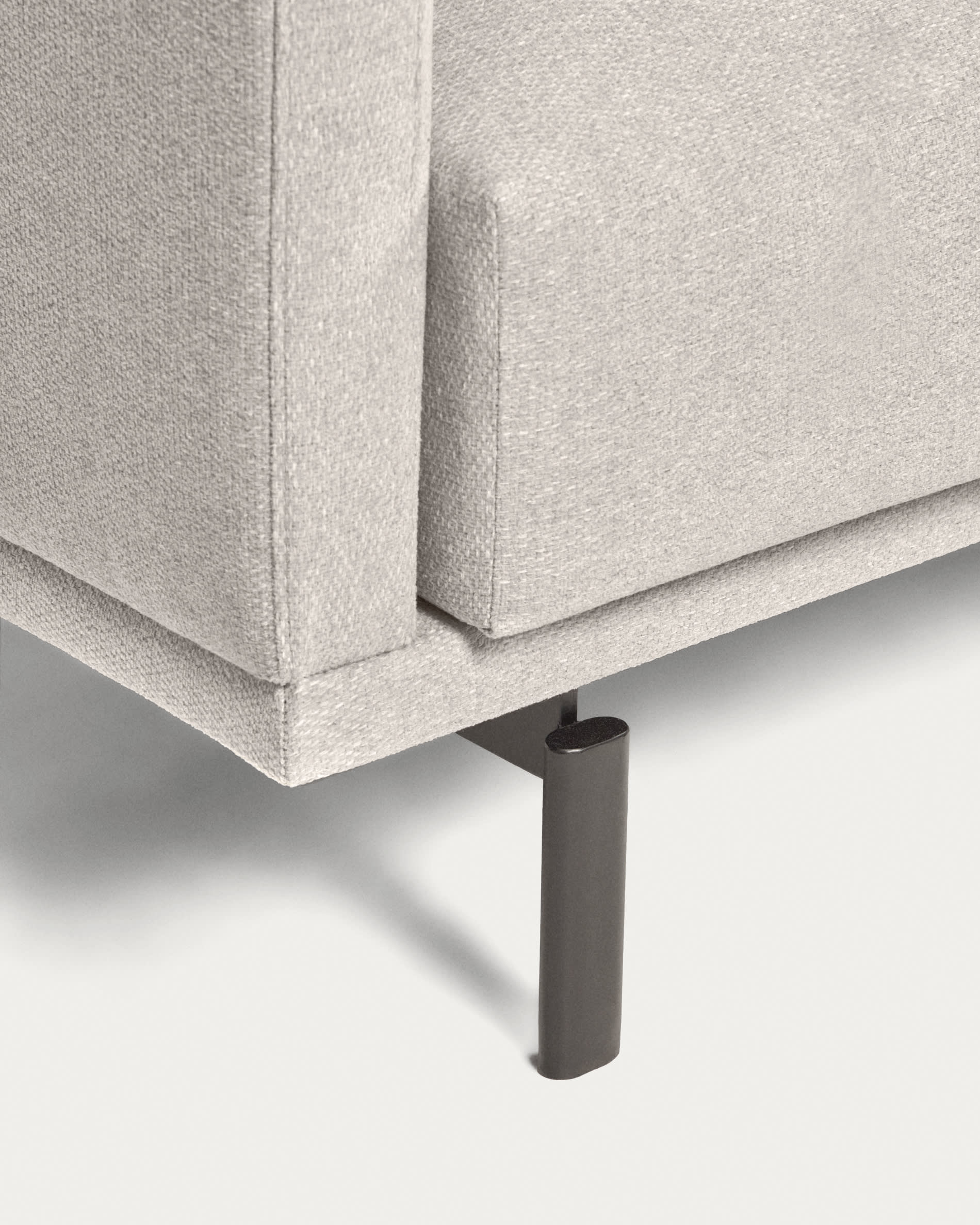 Das Galene 4-Sitzer Sofa in Beige (414 cm) von Kave Home kombiniert zeitgemäßen Stil mit exzellentem Komfort für Ihr Zuhause.