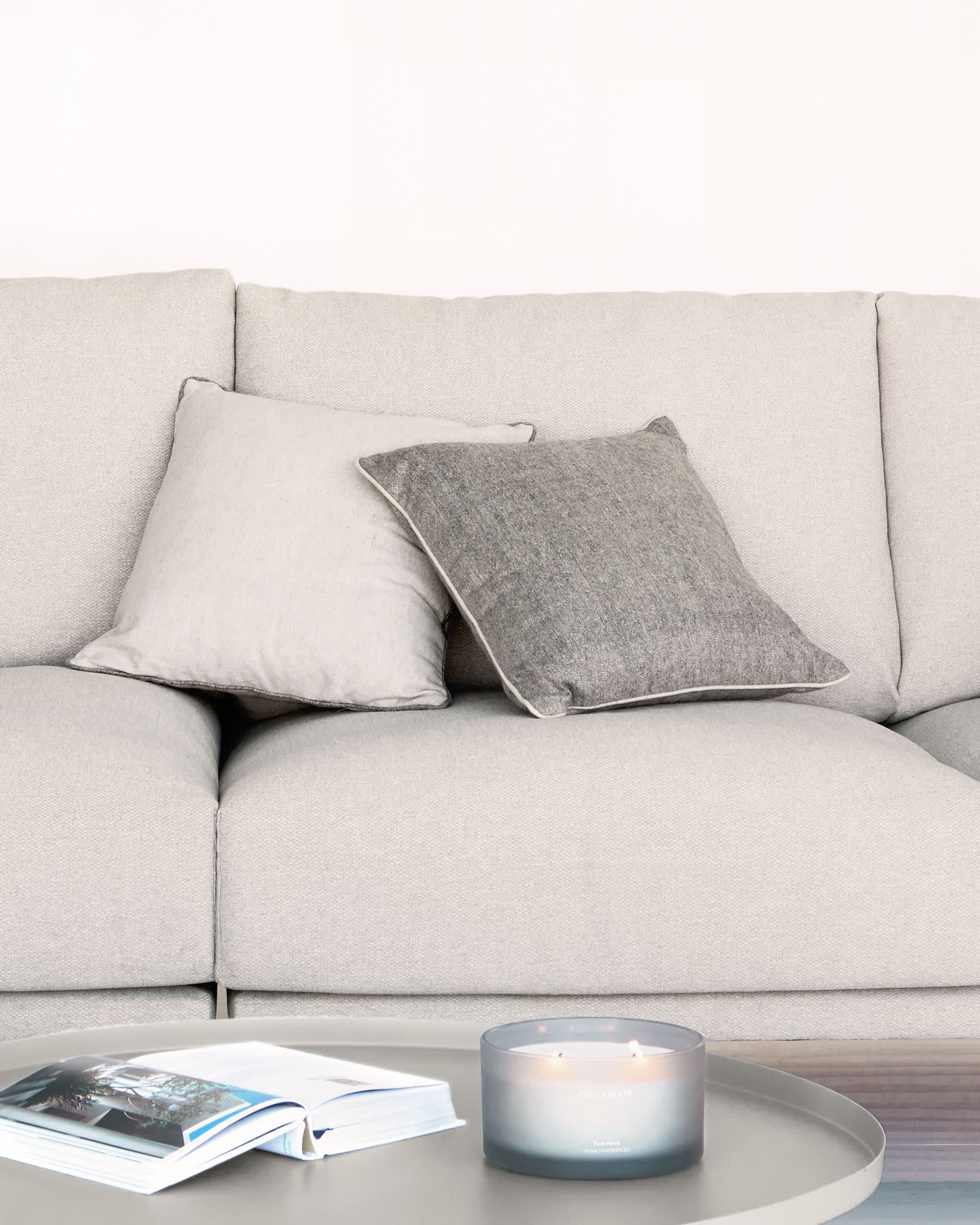 Das Galene 4-Sitzer Sofa von Kave Home in Beige, 414 cm, vereint zeitloses Design mit Komfort für Ihr Wohnzimmer.