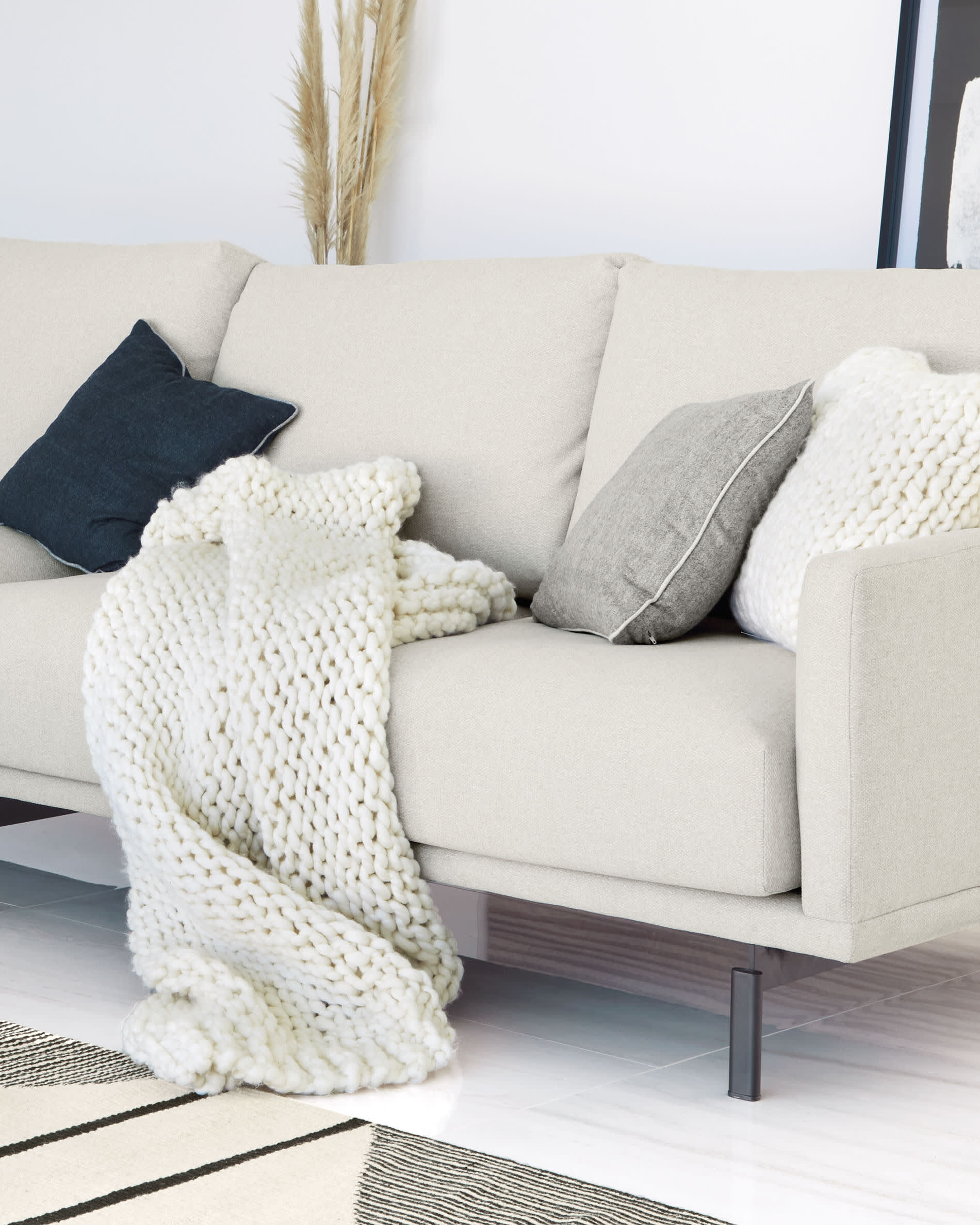 Das Galene 4-Sitzer Sofa von Kave Home in Beige (414 cm) bietet modernes Design und hohen Sitzkomfort für Ihr Zuhause.