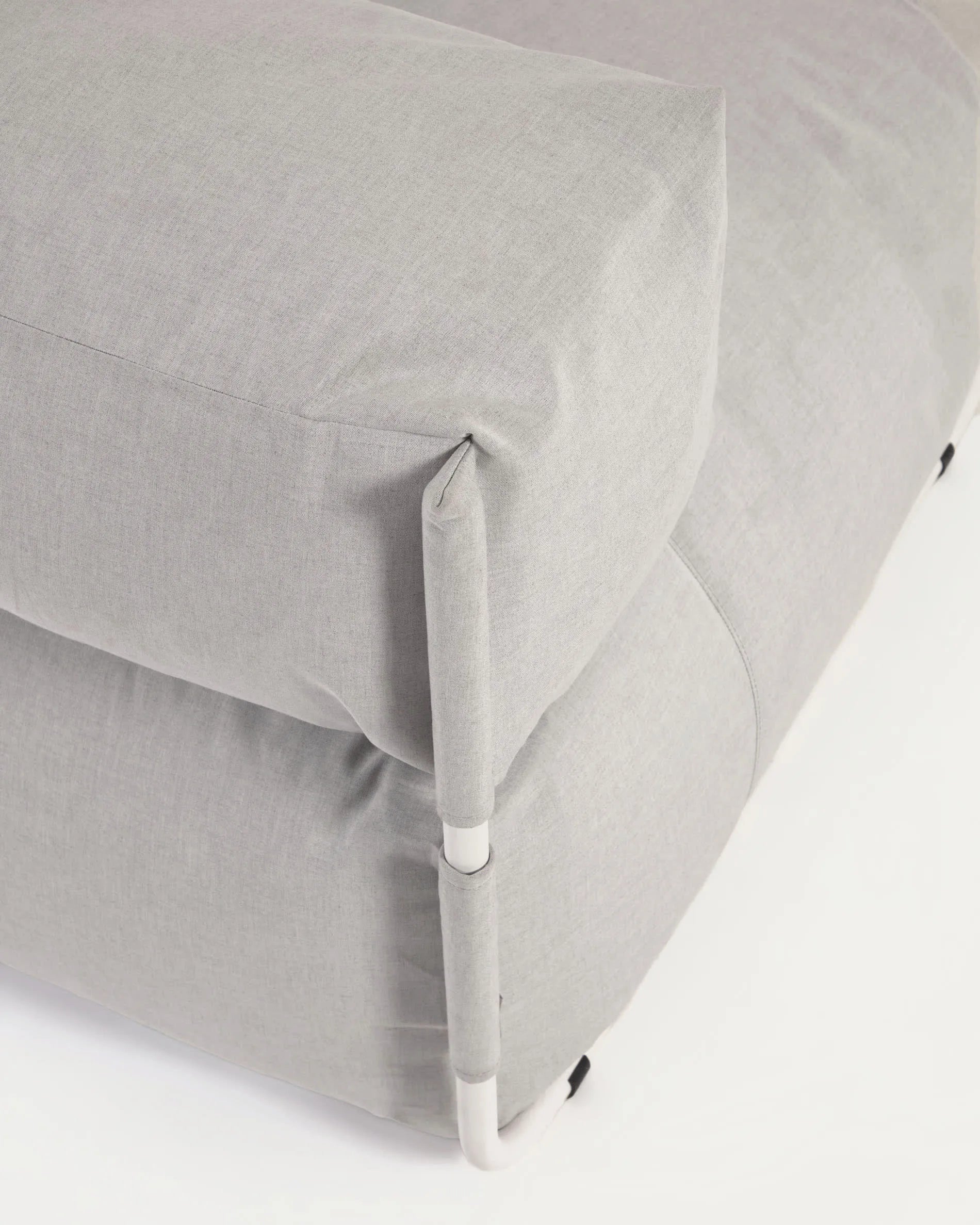 Elegantes, wetterfestes Outdoor-Sofa in hellgrau mit weißem Aluminiumrahmen, modular und komfortabel.