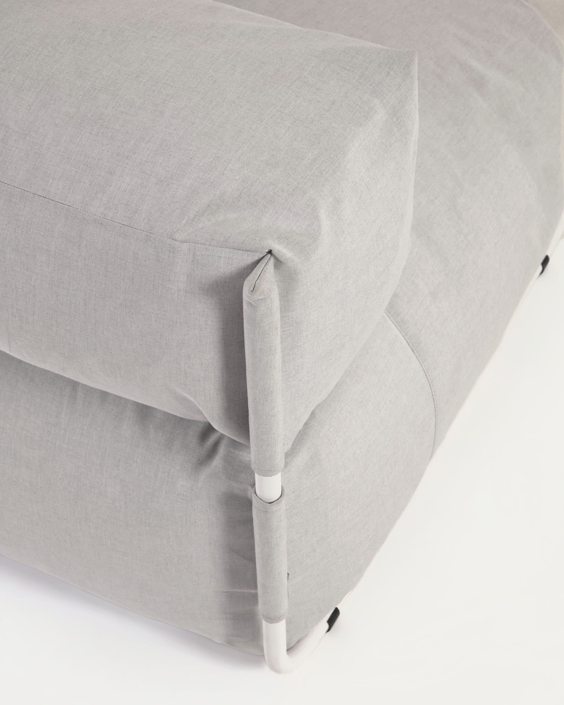 Elegantes Square Pouf Modularsofa in hellgrau mit stabiler Rückenlehne. Ideal für Outdoor-Bereiche, wetterfest und vielseitig kombinierbar.