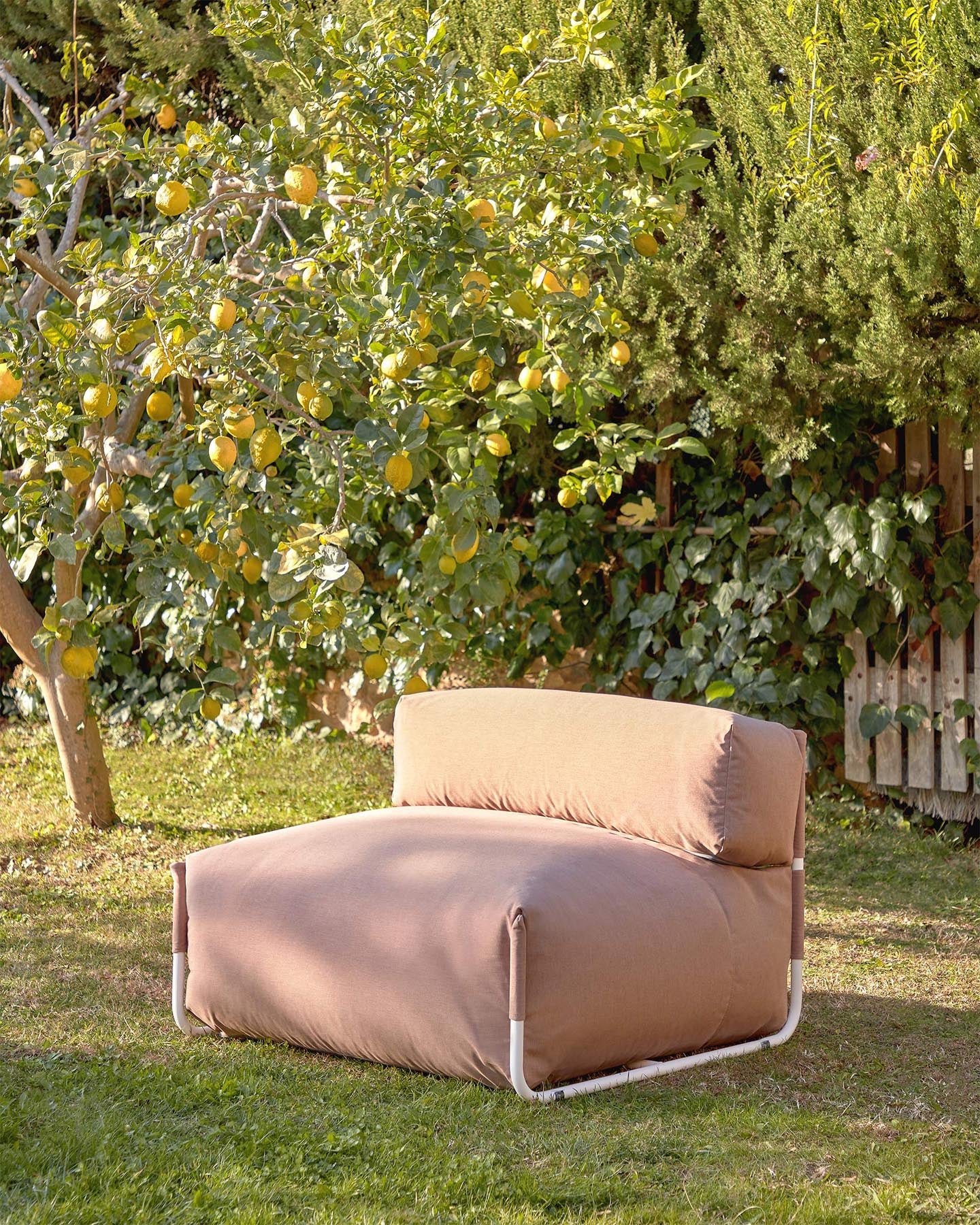 Square Pouf Modularsofa mit Rückenlehne 100% Outdoor terrakotta Aluminium weiß 101 x 101cm in Terrakotta präsentiert im Onlineshop von KAQTU Design AG. Outdoor-Sessel ist von Kave Home