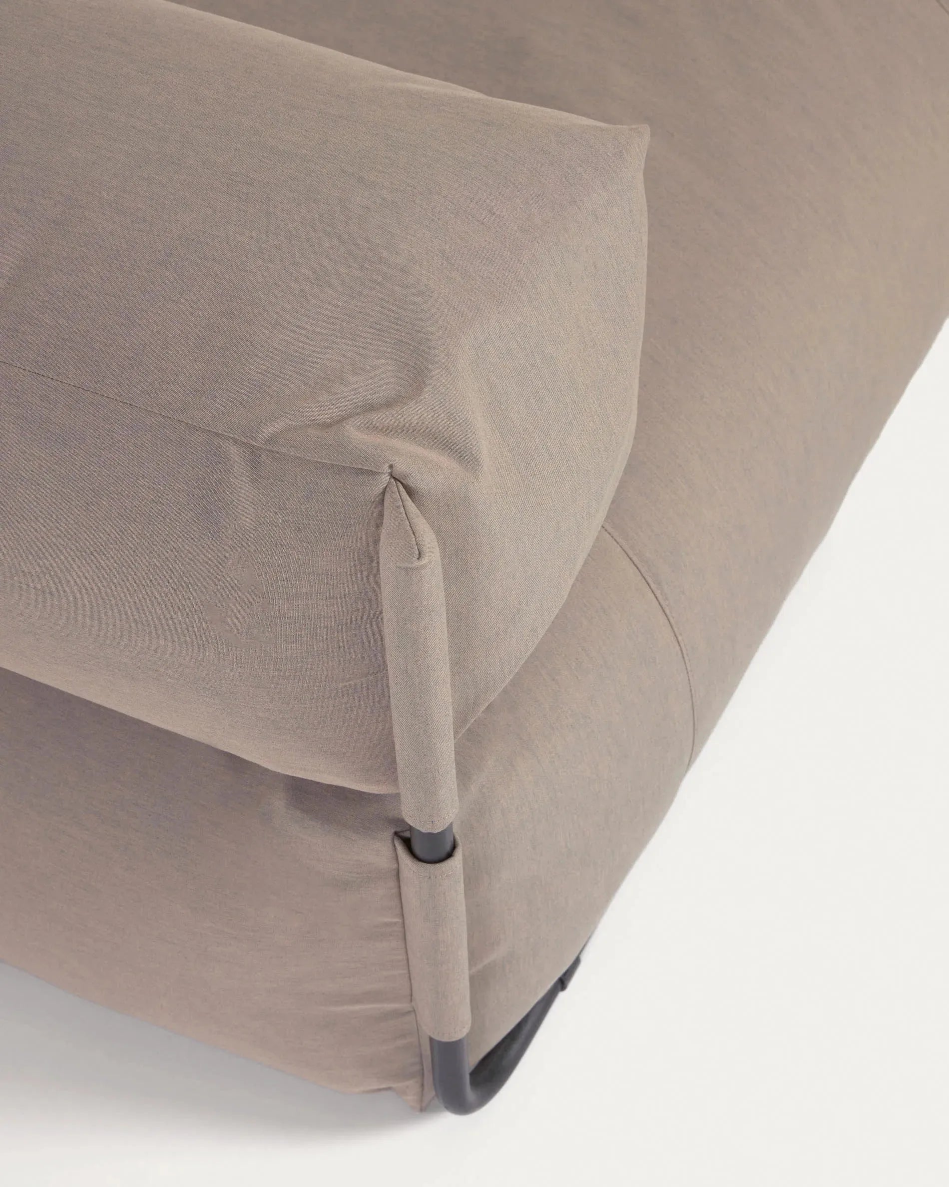 Modulares Outdoor-Sofa mit Rückenlehne, grünem Bezug, schwarzem Aluminiumrahmen, 101x101cm, stilvoll, langlebig und wetterfest.