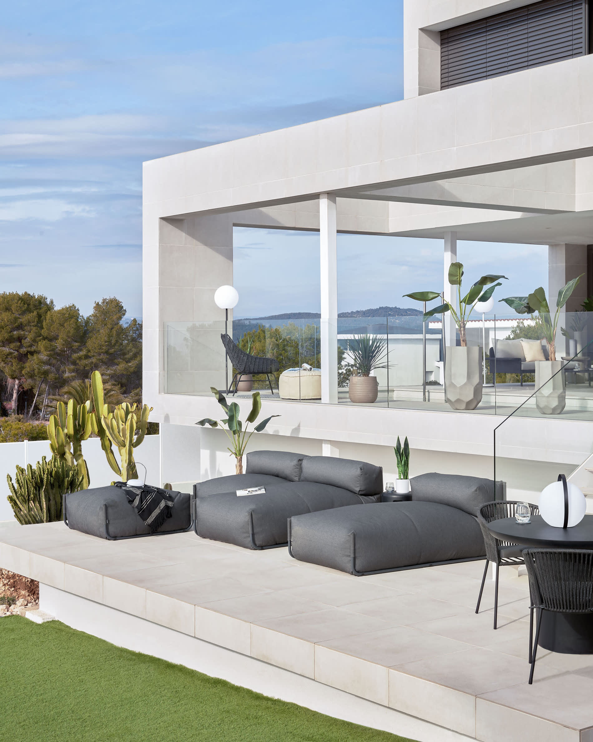 Outdoor-Modulsofa mit Rückenlehne, dunkelgrauem Stoff und schwarzem Alurahmen, 101x101 cm, perfekt für moderne Terrassengestaltung.