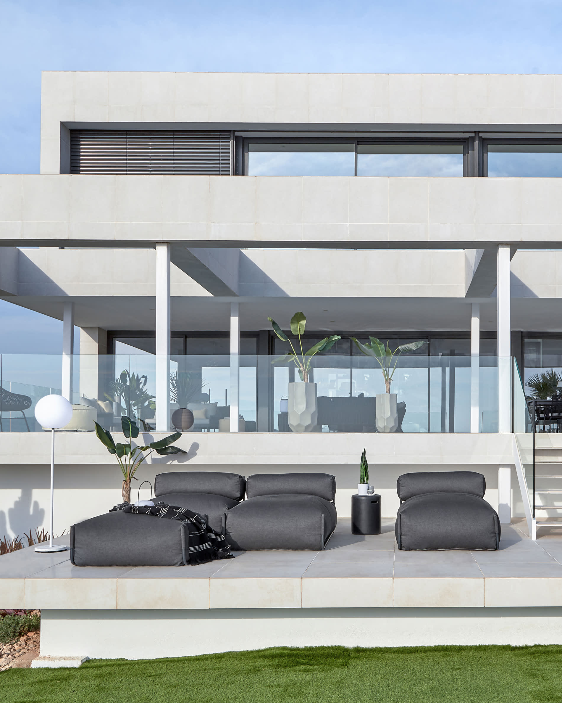 Outdoor-Modulsofa mit Rückenlehne, dunkelgrauem Stoff und schwarzem Alurahmen, 101x101 cm, perfekt für moderne Terrassengestaltung.
