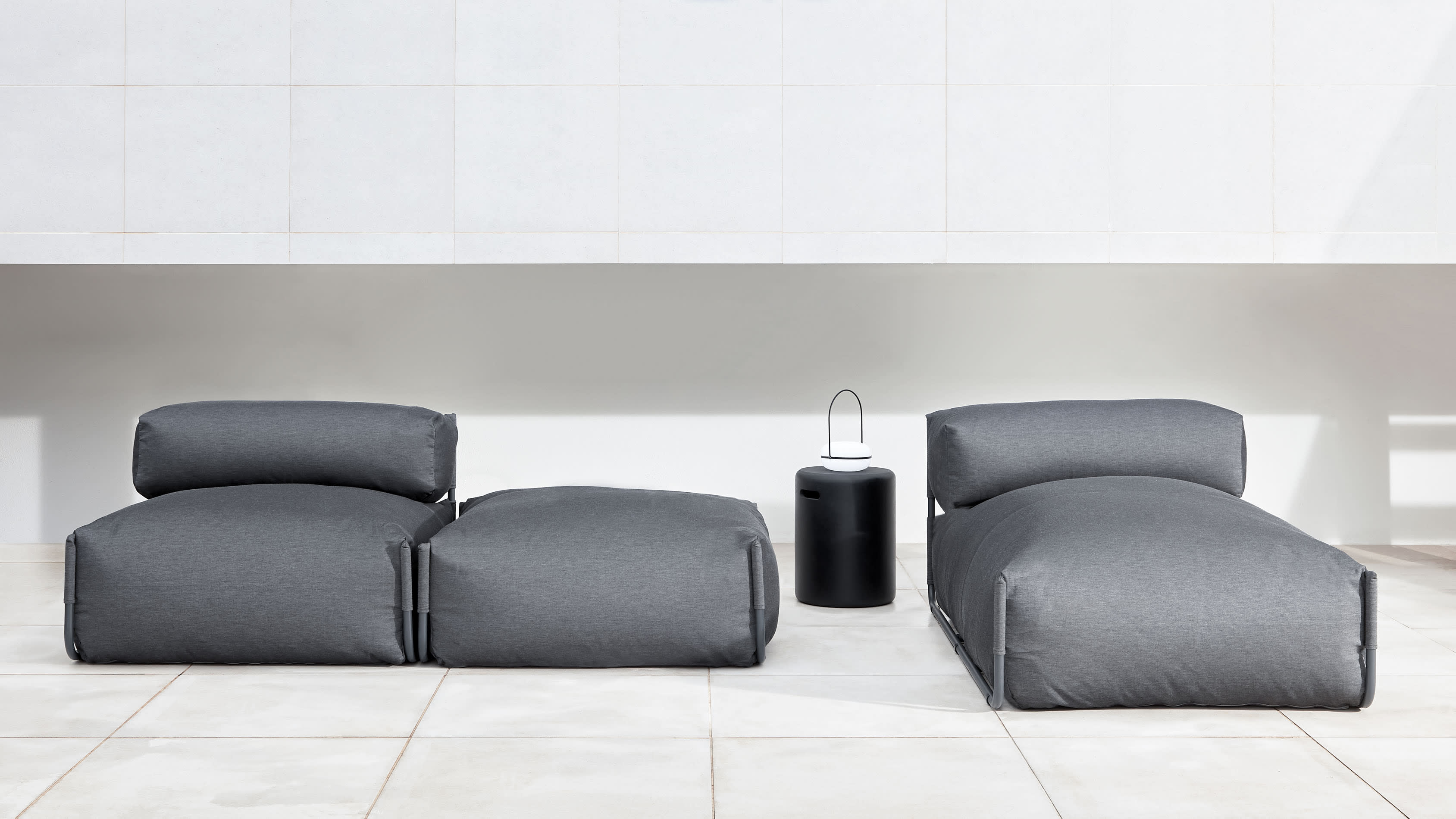 Outdoor-Modulsofa mit Rückenlehne, dunkelgrauem Stoff und schwarzem Alurahmen, 101x101 cm, perfekt für moderne Außenbereiche.