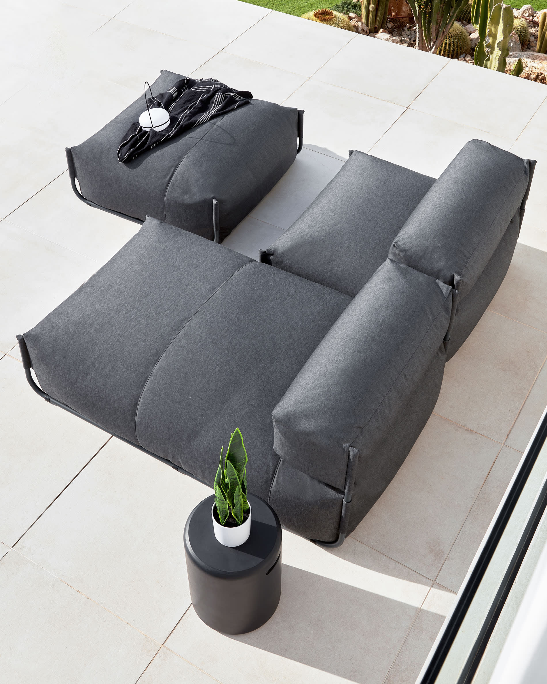 Outdoor-Modulsofa mit Rückenlehne, dunkelgrauem Stoff und schwarzem Alurahmen, 101x101 cm, perfekt für moderne Außenbereiche.